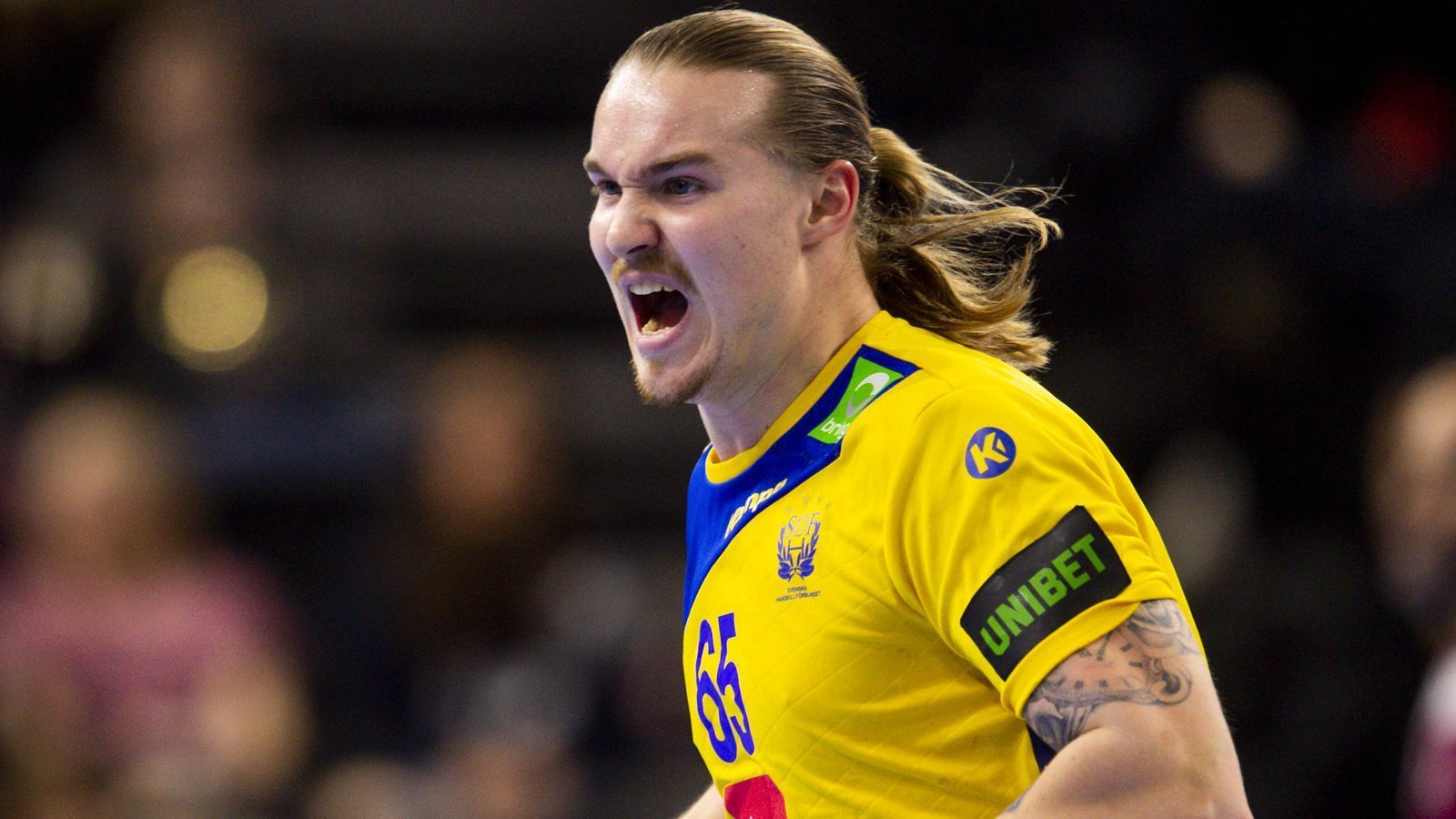 
                <strong>Der Top-Star von Schweden: Lukas Nilsson </strong><br>
                Der 22-Jährige gilt schon seit Jahren als das größte Talent der Schweden. Aufgrund der Verletzung von Jim Gottfridsson muss der Rückraumspieler jetzt noch mehr Verantwortung übernehmen. Nilsson verließ im Jahre 2016 seine schwedische Heimat und wechselte zum deutschen Rekordmeister THW Kiel. Dort erreichte er fast auf Anhieb Weltklasse-Niveau. Der 1,92 Meter große Athlet ist ein echter Shooter, hat einen extrem starken Wurf und übernimmt trotz seines jungen Alters gerne auch in spielentscheidenden Situationen die Verantwortung.
              