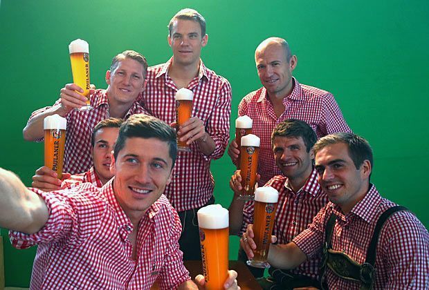 
                <strong>FC Bayern beim Paulaner-Shooting</strong><br>
                Neuzugang Robert Lewandowski hat allen Grund mit seinen Teamkameraden zu strahlen. Am Vortag erzielte der Pole seinen ersten Bundesliga-Treffer für den deutschen Rekordmeister.
              