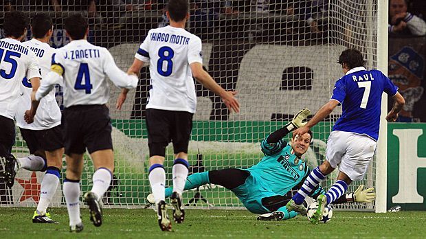 
                <strong>Schalke 04 gegen Inter Mailand 2010/2011</strong><br>
                Schalke 04 gegen Inter Mailand 2010/2011: Die magische Nacht von Mailand wird wohl kein Fan der "Knappen" so schnell vergessen. Mit 5:2 schießen Raul (re.) und Co. den Titelverteidiger im Viertelfinale aus dem eigenen Stadion - dabei gehen die "Nerazzurri" nach wenigen Sekunden in Führung. Das Spiel auf Schalke wird ein Schaulaufen, das Ralf Rangnicks Team mit 2:1 gewinnt. Raul und Edu glänzen in den Duellen mit jeweils zwei Treffern.
              
