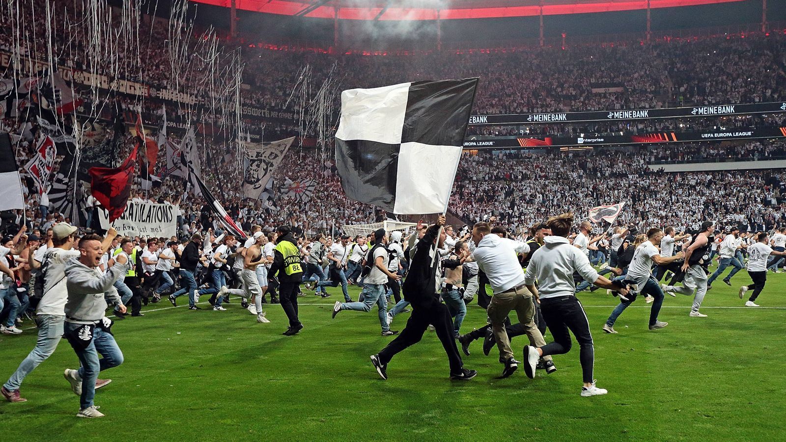 
                <strong>Platzsturm in Frankfurt: SGE-Fans gehen nach Finaleinzug gegen West Ham United steil</strong><br>
                
              