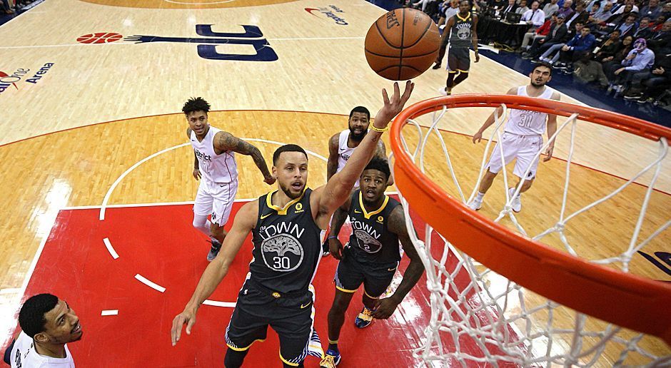 
                <strong>Stephen Curry (Basketball)</strong><br>
                Nicht LeBron James, sondern Stephen Curry ist derzeit laut "Spotrac" bestbezahlter Basketballer des Planeten. Der MVP von 2016 freut sich über ein Grundgehalt von 34.682.550 Dollar, also in etwa 28.3 Millionen Euro. Und es wird noch besser: Currys Vertrag ist so strukturiert, dass er sich in den nächsten Jahren sogar über eine Erhöhung seines Jahressalärs freuen darf.
              