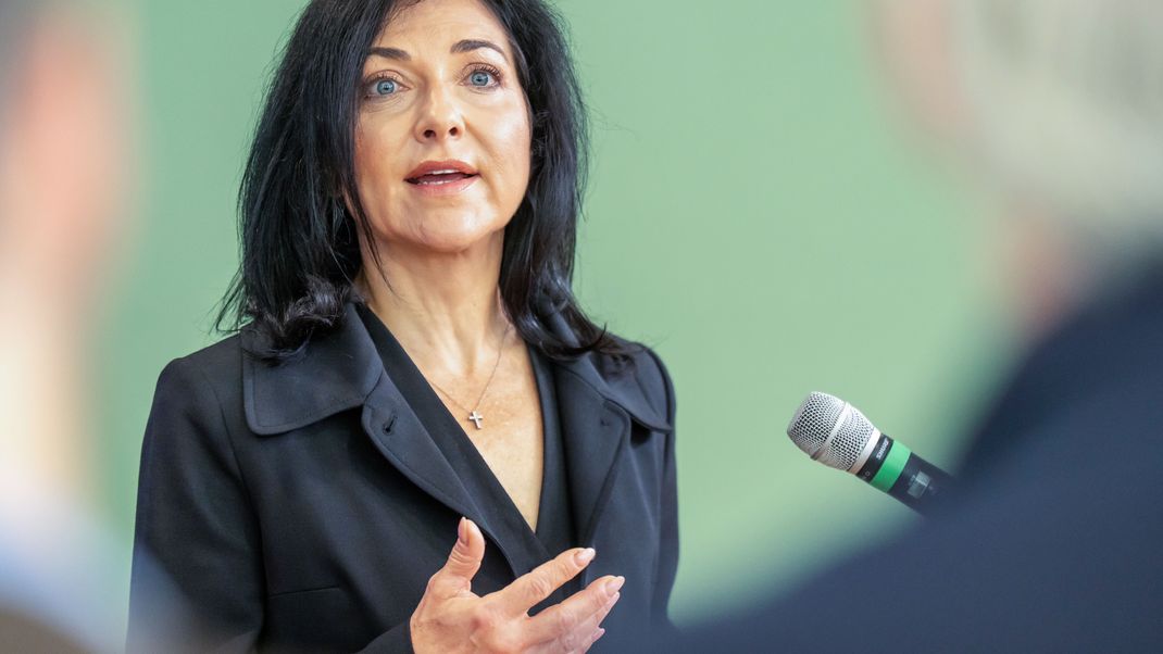 Katherina Reiche (CDU), Bundesministerin für Wirtschaft und Energie, spricht bei einem Pressestatement zu den Kabinettsbeschlüssen zum Strompaket. 