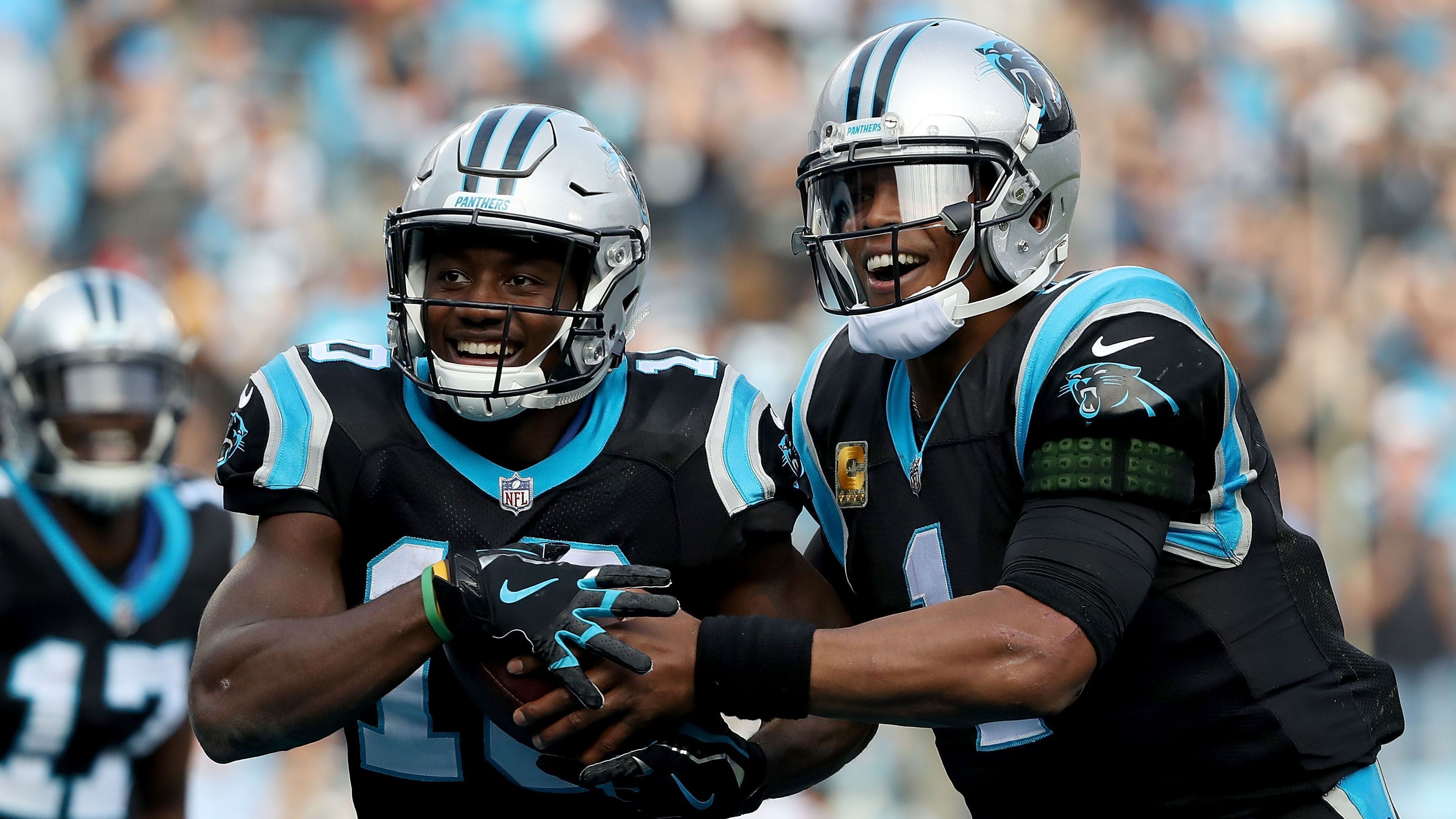 
                <strong>Gewinner: Laufspiel der Carolina Panthers</strong><br>
                Das Team von Quarterback Cam Newton zeigte sich gegen die Tampa Bay Buccaneers mal wieder lauffreudig - 179 Rushing Yards sammelte die Panthers-Offense. Zum Vergleich: Das beste NFL-Team sind in dieser Kategorie die L.A. Rams, sie laufen durchschnittlich 144,3 Yards. Die Panthers belohnten sich beim 42:28 gegen die Buccaneers mit vier Rushing Touchdowns für ihre starken Beine.
              