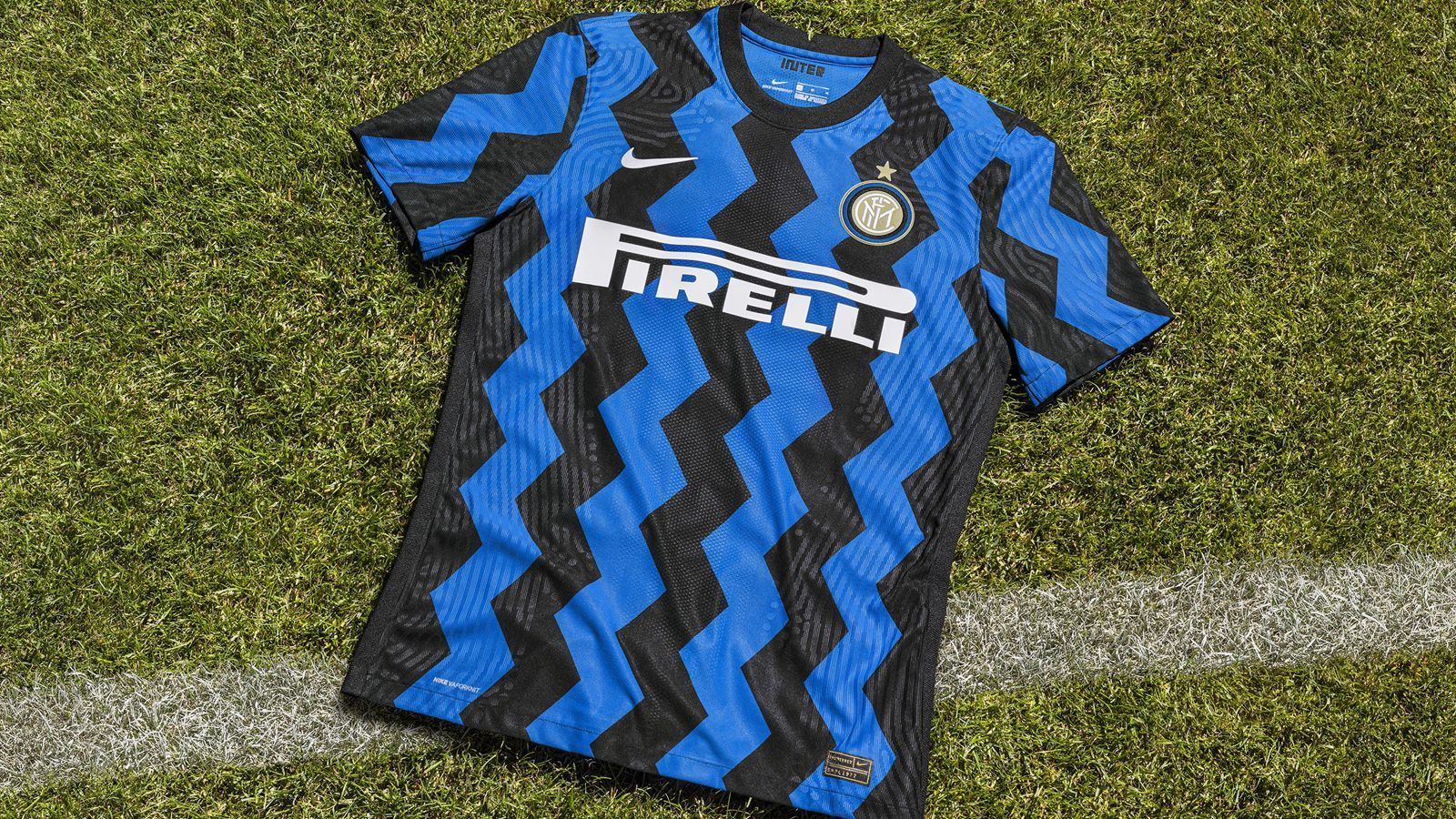 
                <strong>Inter Mailand (Heimtrikot)</strong><br>
                Die Mailänder bleiben auch in der neuen Saison ihrem traditionellen Design aus blau-schwarzen Streifen treu. Einzige Veränderung ist das Zick-Zack-Muster auf dem neuen Leibchen von Inter. In den sozialen Netzwerken feiern die Fans der Italiener das Trikot bereits ausgiebig, nach einem viertägigen Vorverkauf für Mitglieder und Dauerkartenbesitzer ist das Trikot dann ab dem 5. Juli im offiziellen Fanshop zu erwerben. 
              