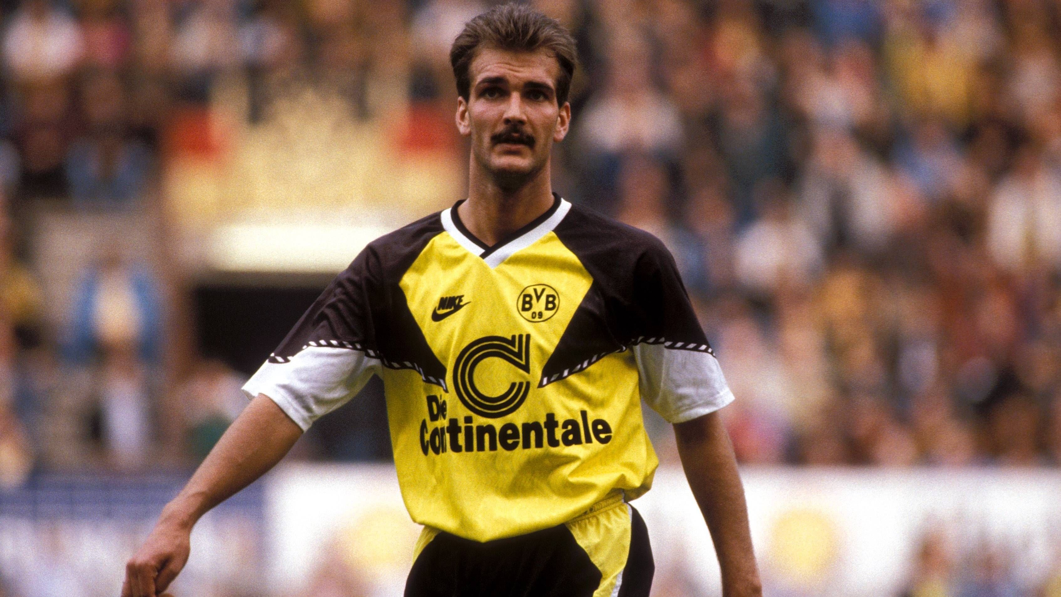 <strong>Borussia Dortmund 1990/91: Nike sorgt für Strahlkraft</strong><br>1990 wurde Nike offizieller Ausrüster des BVB. Das erste Trikot der US-Amerikaner hatte es direkt in sich: In Neongelb kam das Jersey daher. Ob der Gedanke dahinter war, die Gegner zu blenden?