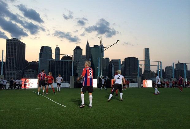 
                <strong>Bayern Münchens US-Tour</strong><br>
                Die Skyline von New York bei Sonnenuntergang: Einen schöneren Platz kann man sich zum Fußball spielen nicht vorstellen. Da muss auch Paul Breitner mal das Spiel unterbrechen, um den Ausblick zu genießen.
              