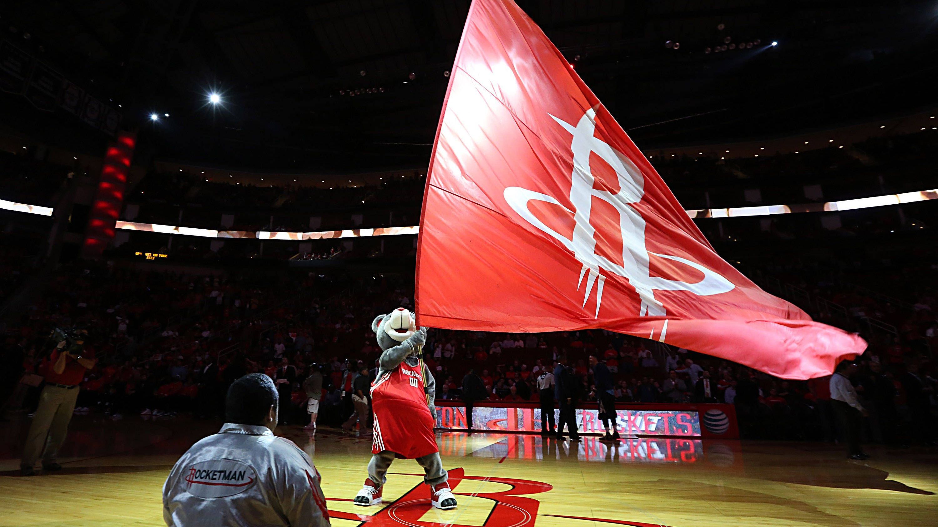 <strong>Houston Rockets</strong><br>Ursprünglich wurden die Rockets 1967 in San Diego in Anlehnung an die damals in der Stadt ansässige Raumfahrtindustrie gegründet. 1971 ging es dann nach Houston – der Heimat des NASA Space Centers. Eine Namensänderung? Unnötig. Den Astronauten-Ausspruch "Houston, wir haben ein Problem" kennt heute jeder. San Diegos seit den 1990ern schrumpfende Raum- und Luftfahrtindustrie dürfte dagegen nur Branchen-Insidern ein Begriff sein.