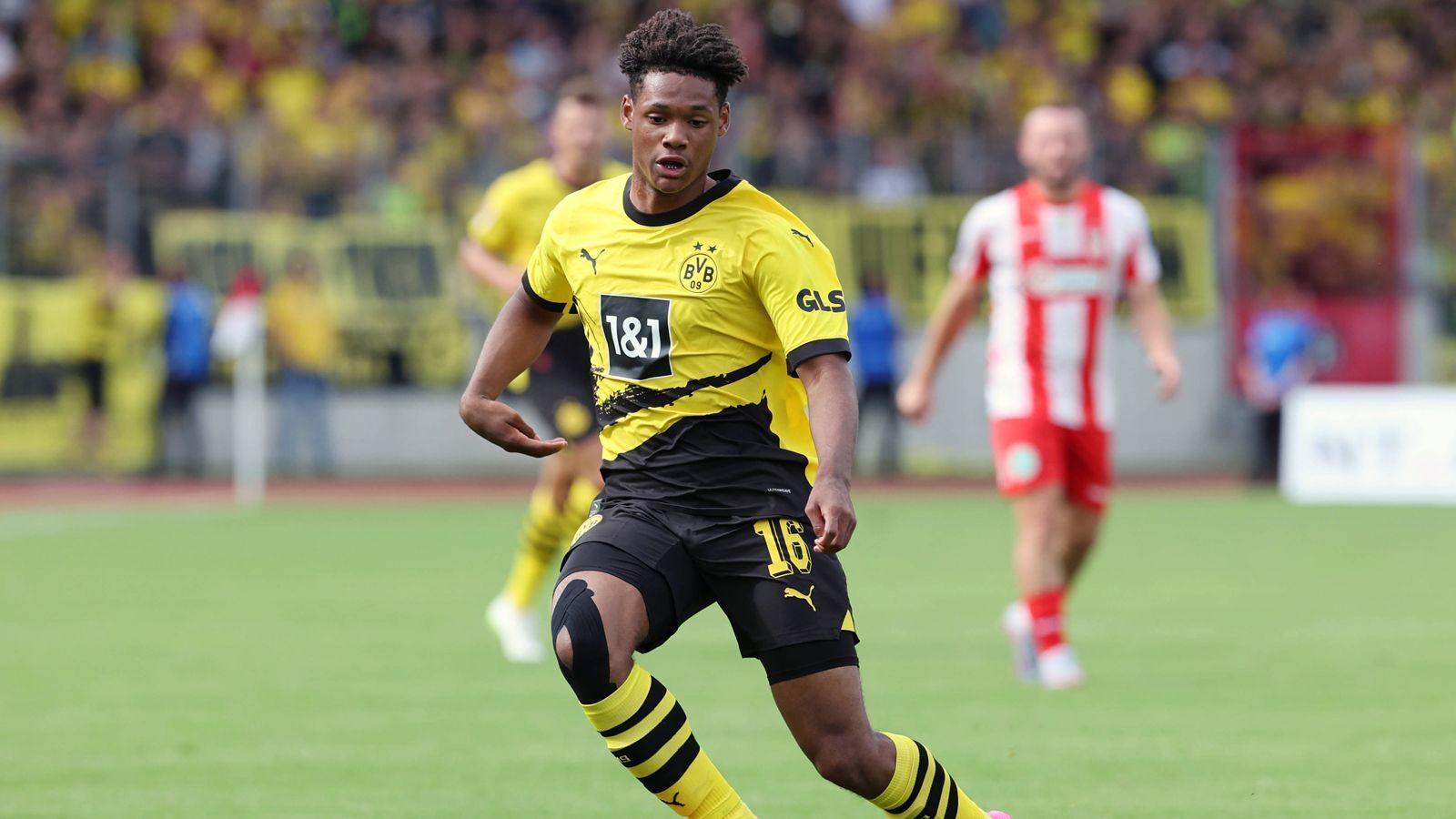 <strong>Julien Duranville (Borussia Dortmund)</strong><br>Größe: 1,70 Meter<br>Position: Rechtsaußen