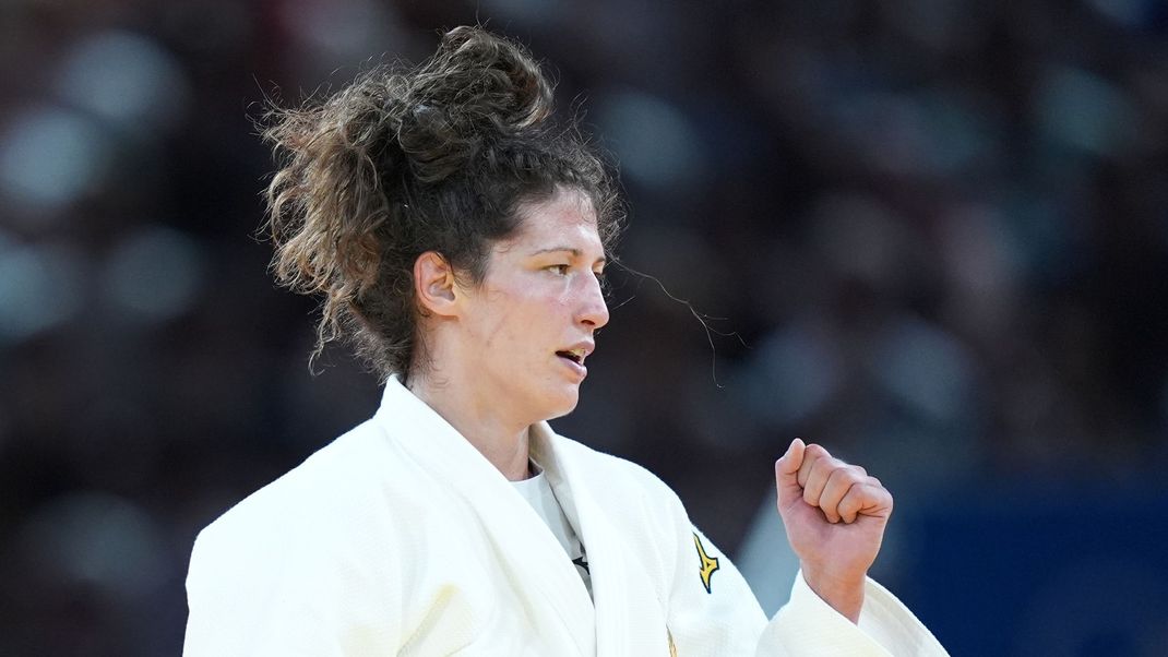 Judoka&nbsp;Miriam Butkereit zeigt sich erfreut über die weiße Olympia-Medaille bei den Spielen 2024 in Paris.