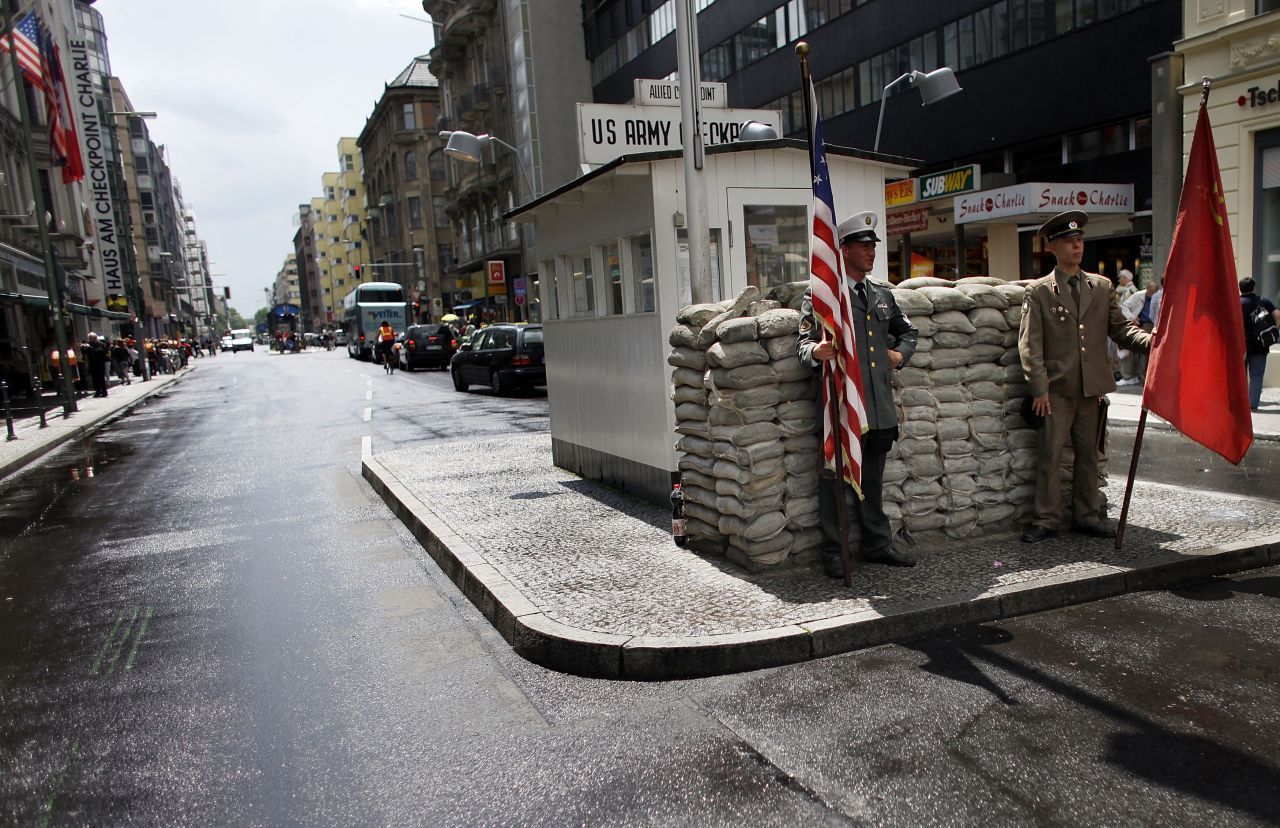 "Checkpoint Charlie" ist ein Touristen-Hotspot. Er verband den Ost-Bezirk Mitte mit dem West-Bezirk Kreuzberg. 