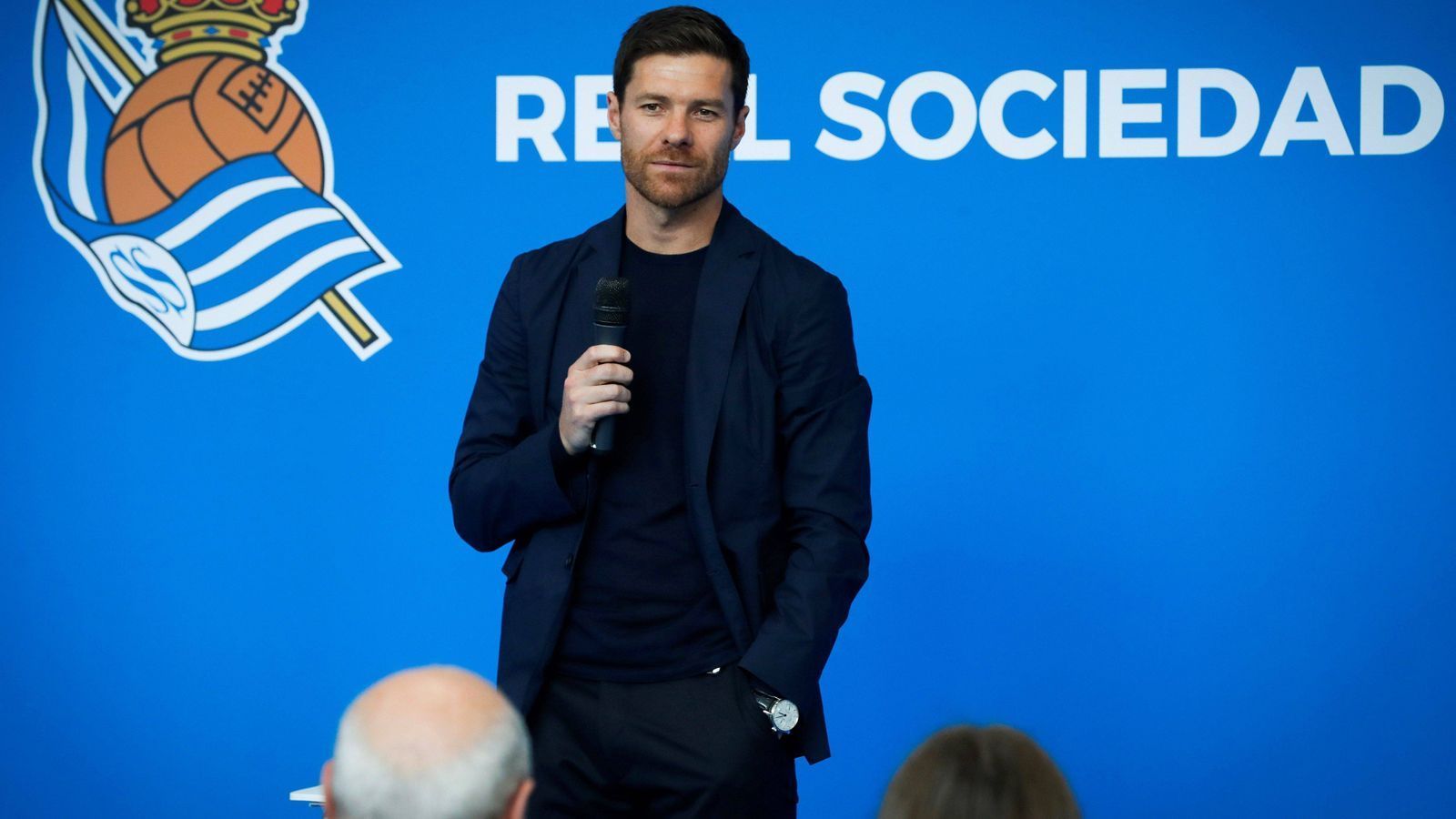 
                <strong>Xabi Alonso</strong><br>
                Im Mittelfeld von Alonsos fiktivem Team spielt natürlich der frühere Taktgeber selbst. Als Ballverteiler und Stratege war er über viele Jahre prägend bei seinen Klubs und auch in Spaniens Nationalmannschaft. Die Champions League gewann der heute 39-Jährige sowohl mit dem FC Liverpool (2005) als auch später noch ein weiteres Mal mit Real Madrid (2014). Dazu wurde er zwei Mal Europameister und ein Mal Weltmeister.
              