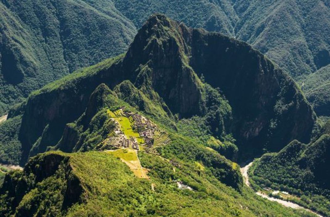 Die Inka-Ruine Machu Picchu war Jahrhunderte in Vergessenheit geraten. Der Berg im Hintergrund ist der Huayna Picchu.