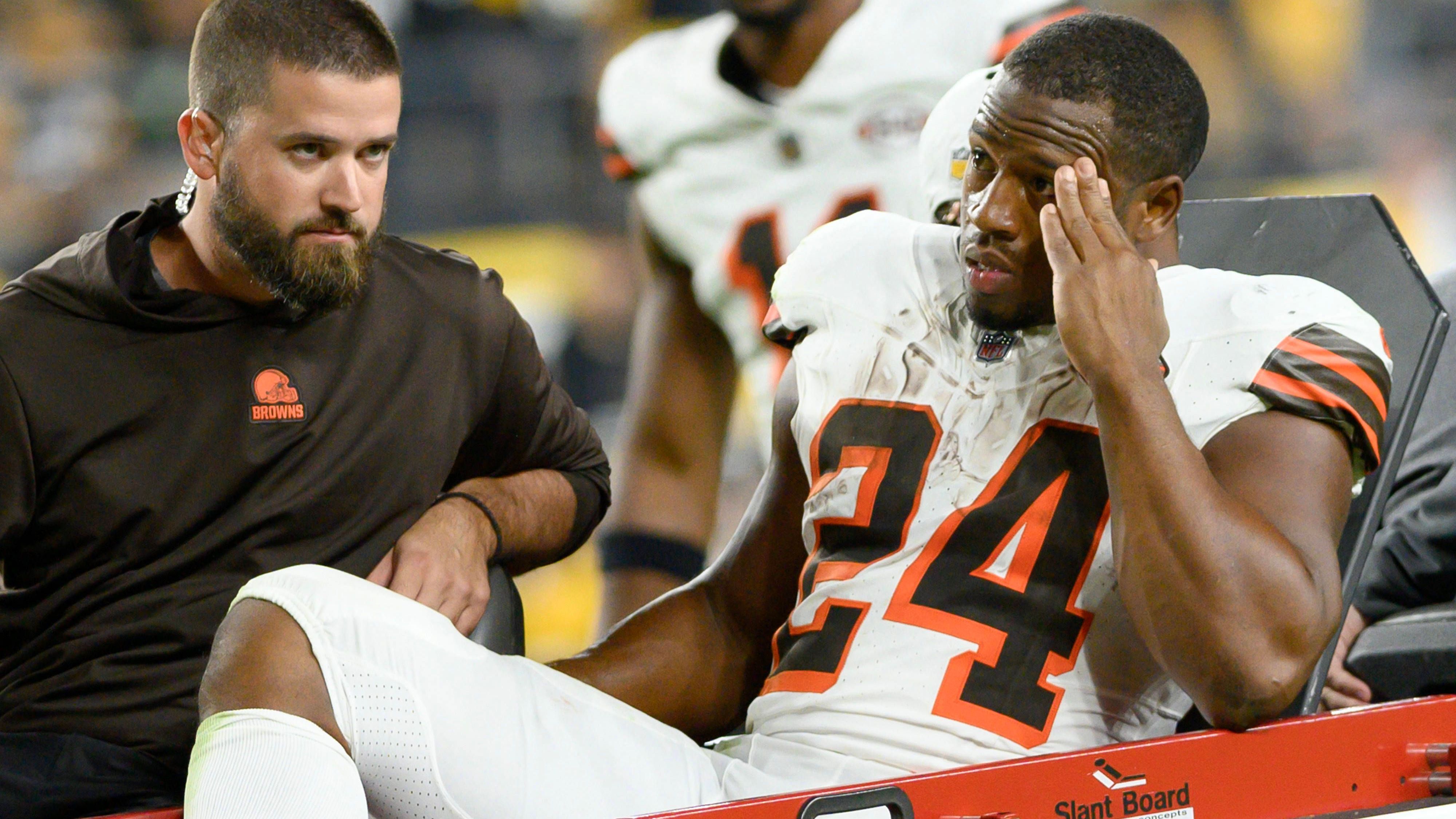 <strong>Nick Chubb (Cleveland Browns)</strong><br>Nach der Horrorverletzung von Nick Chubb gegen die&nbsp; Steelers befürchteten manche Beobachter schon das Karriere-Ende des Running Backs. So schlimm aber ist die Verletzung nun wohl doch nicht. Wie mehrere Medien übereinstimmend berichten, hat sich Chubb "nur" das Innenband gerissen und dürfte sechs bis acht Monate ausfallen. Ursprünglich war befürchtet worden, dass er sich auch das Kreuz- und Außenband gerissen habe.