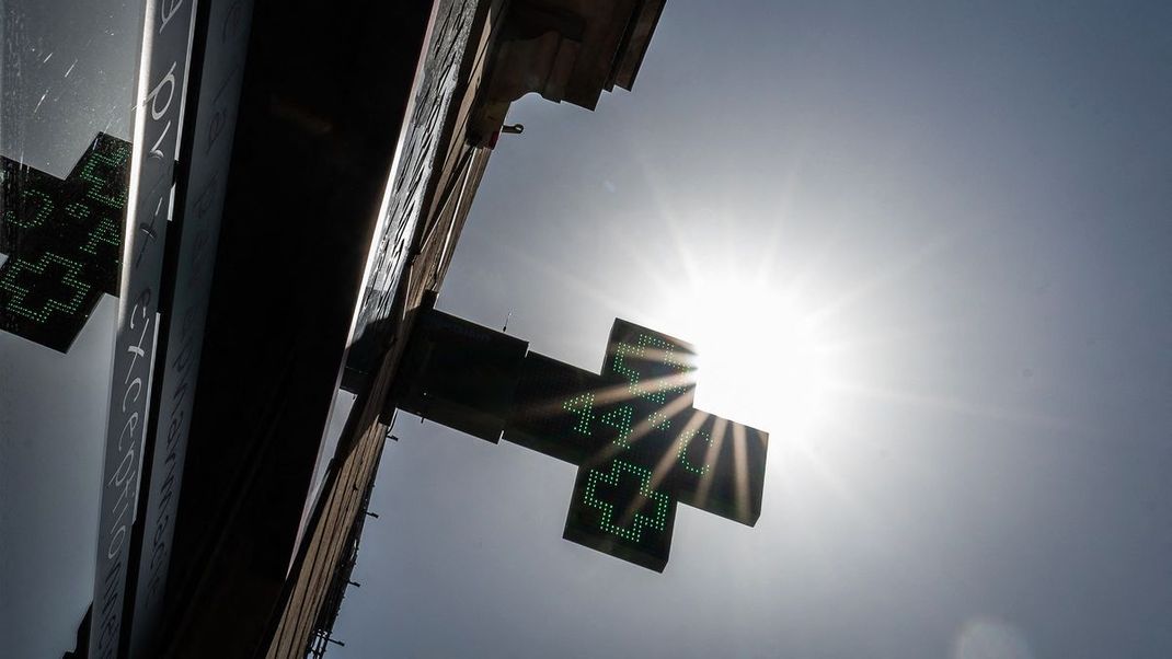 Insbesondere in diesem Jahr sind beliebte europäische Urlaubsorte extrem aufgeheizt - hier zeigt ein Apothekenschild in Nantes eine Temperatur von 44 Grad an.