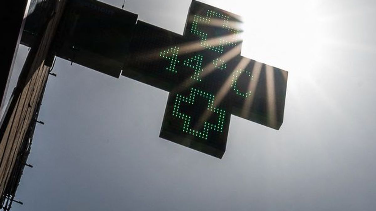 Insbesondere in diesem Jahr sind beliebte europäische Urlaubsorte extrem aufgeheizt - hier zeigt ein Apothekenschild in Nantes eine Temperatur von 44 Grad an.  