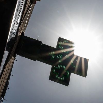 Insbesondere in diesem Jahr sind beliebte europäische Urlaubsorte extrem aufgeheizt - hier zeigt ein Apothekenschild in Nantes eine Temperatur von 44 Grad an.  