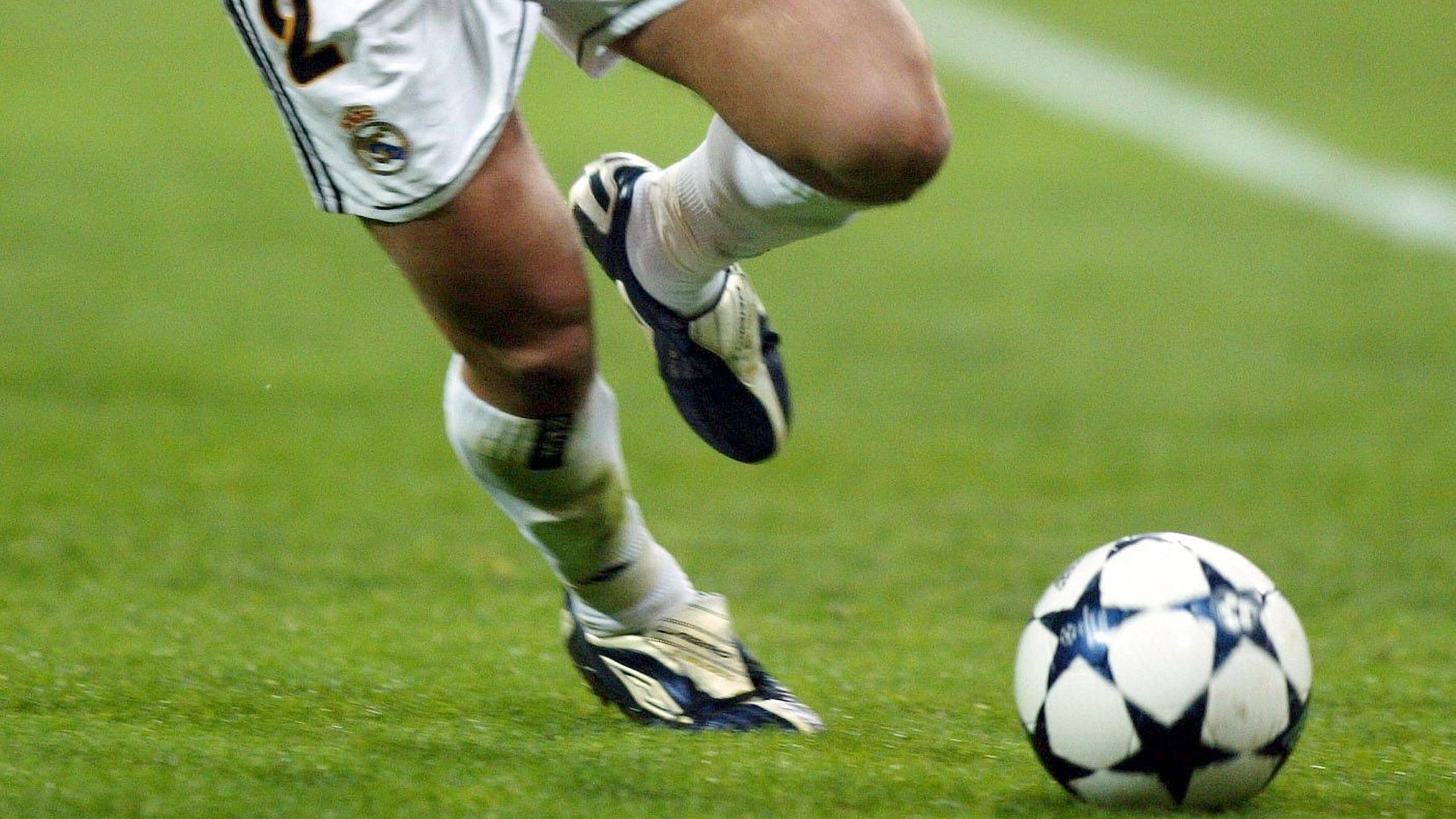 <strong>Saison 2003/04</strong><br>In dieser Saison war Adidas weniger kreativ - der "Adidas Finale 3" sieht fast so aus wie der Ball aus dem Vorjahr. Beim Finale in Gelsenkirchen kam der gleiche Spielball zum Einsatz. Lediglich die Beschriftung "AufSchalke" war neu.