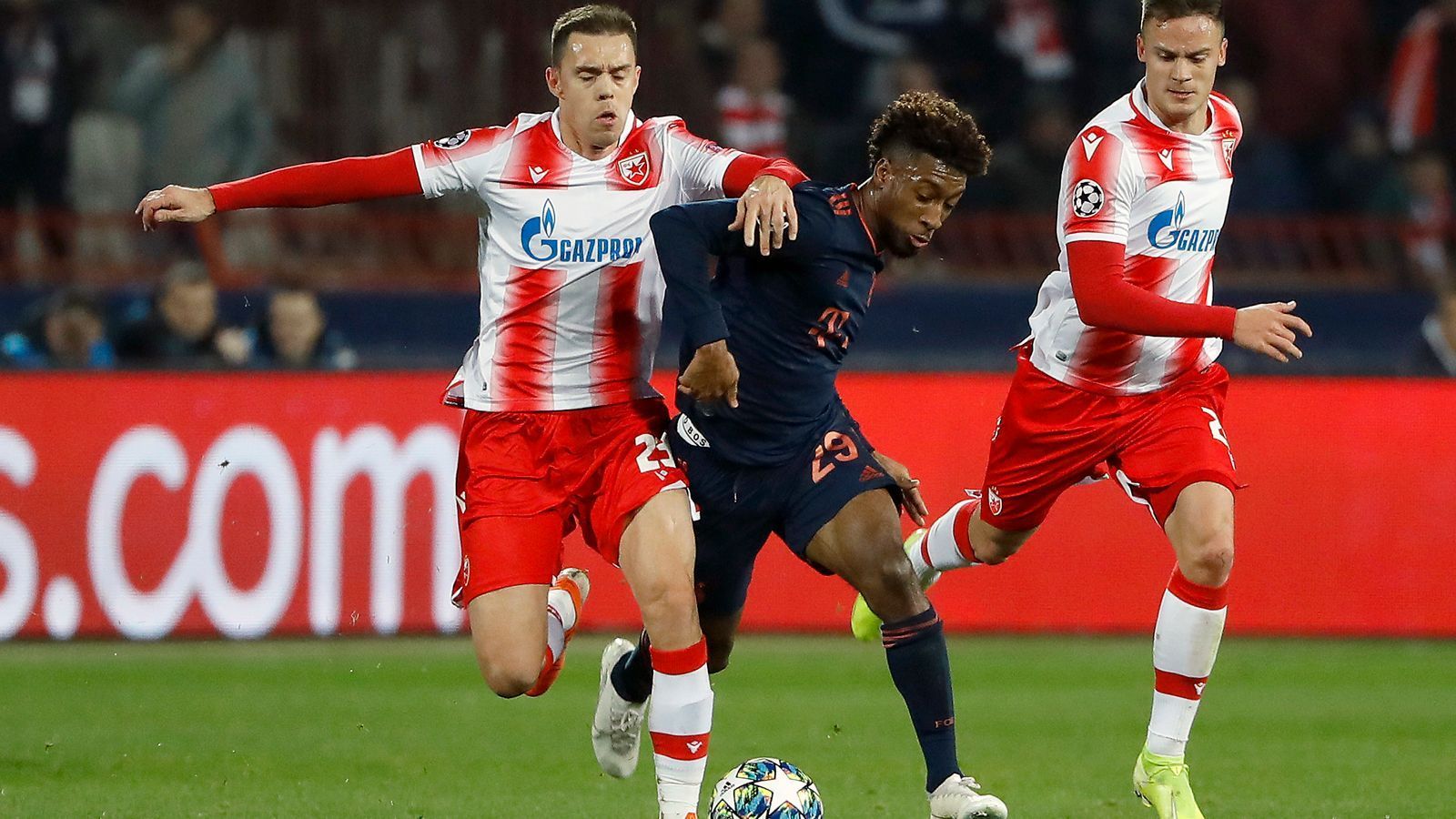 
                <strong>Kingsley Coman</strong><br>
                Bei seiner Rückkehr in die Startelf präsentiert sich der Franzose als Aktivposten, der aufgrund seiner immensen Geschwindigkeit ein steter Unruheherd ist. Auffällig: Coman rochiert viel und taucht so überall rund um den Belgrader Strafraum auf. ran-Note: 2
              