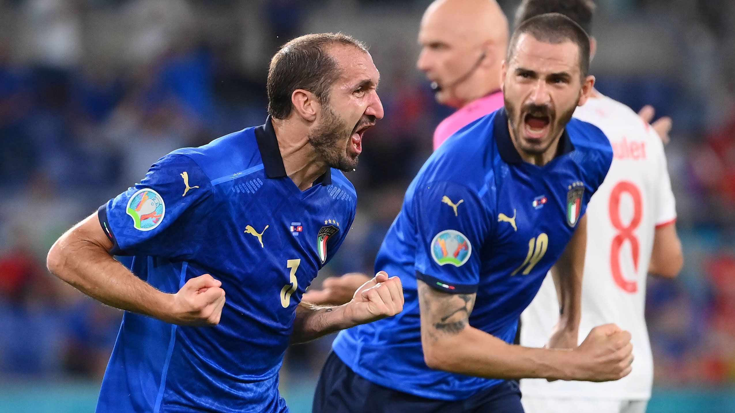 
                <strong>Drei Spiele, drei Siege, dreimal zu Null</strong><br>
                Das schafft noch kein Team vorher bei einer Europameisterschaft. Schon beim Auftakspiel fegt die Squadra Azzurra die Türkei mit 3:0 vom Feld und setzt damit ein erstes Ausrufezeichen. Es folgt ein weiteres 3:0 gegen die Nachbarn aus der Schweiz und ein 1:0 gegen Gareth Bale und die Waliser. Es fühlt sich beinahe so an, als hätten die Italiener vergessen, wie man verliert. Im Zentrum stehen dabei die beiden Defensiv-Routiniers. Mit zusammen 70 Jahren stellen Leonardo Bonocci (34 Jahre) und Giorgio Chiellini (36 Jahre) die älteste Innenverteidigung der EM. An einen altersbedingten Leistungsabfall ist aber absolut nicht zu denken. Im Gegenteil: Die beiden Edel-Verteidiger wirken frisch wie eh und je.
              