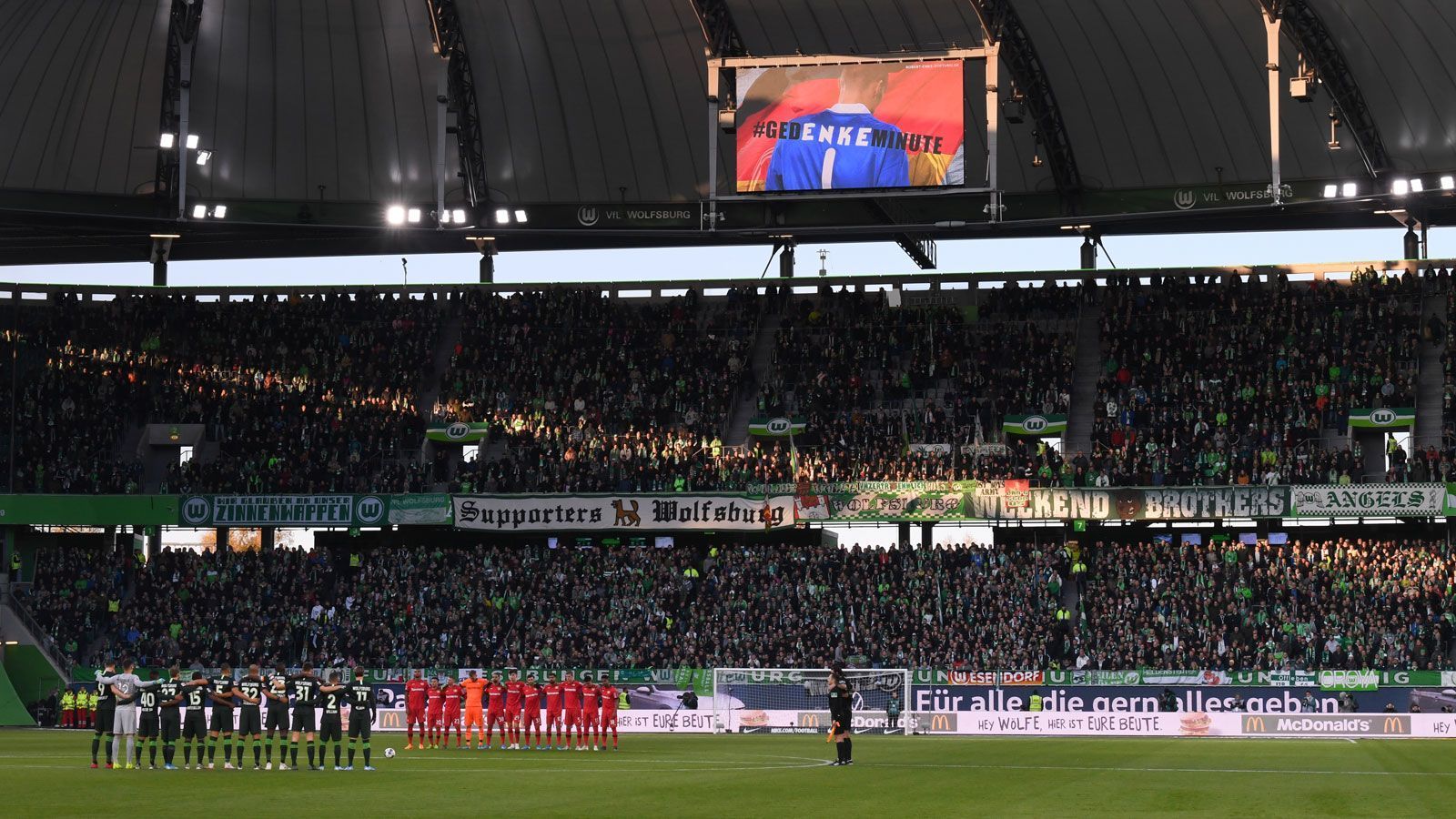 
                <strong>VfL Wolfsburg</strong><br>
                Stadion: Volkswagen Arena (30.000 Plätze) - Fans beim Saisonauftakt: 500 - Fans am 5. Spieltag: 6000* - *Aktuell sind für die Partie gegen Bielefeld noch 6000 Zuschauer zugelassen. Ob das so bleibt, ist unklar. Noch behalten sich die Behörden eine endgültige Entscheidung vor.
              