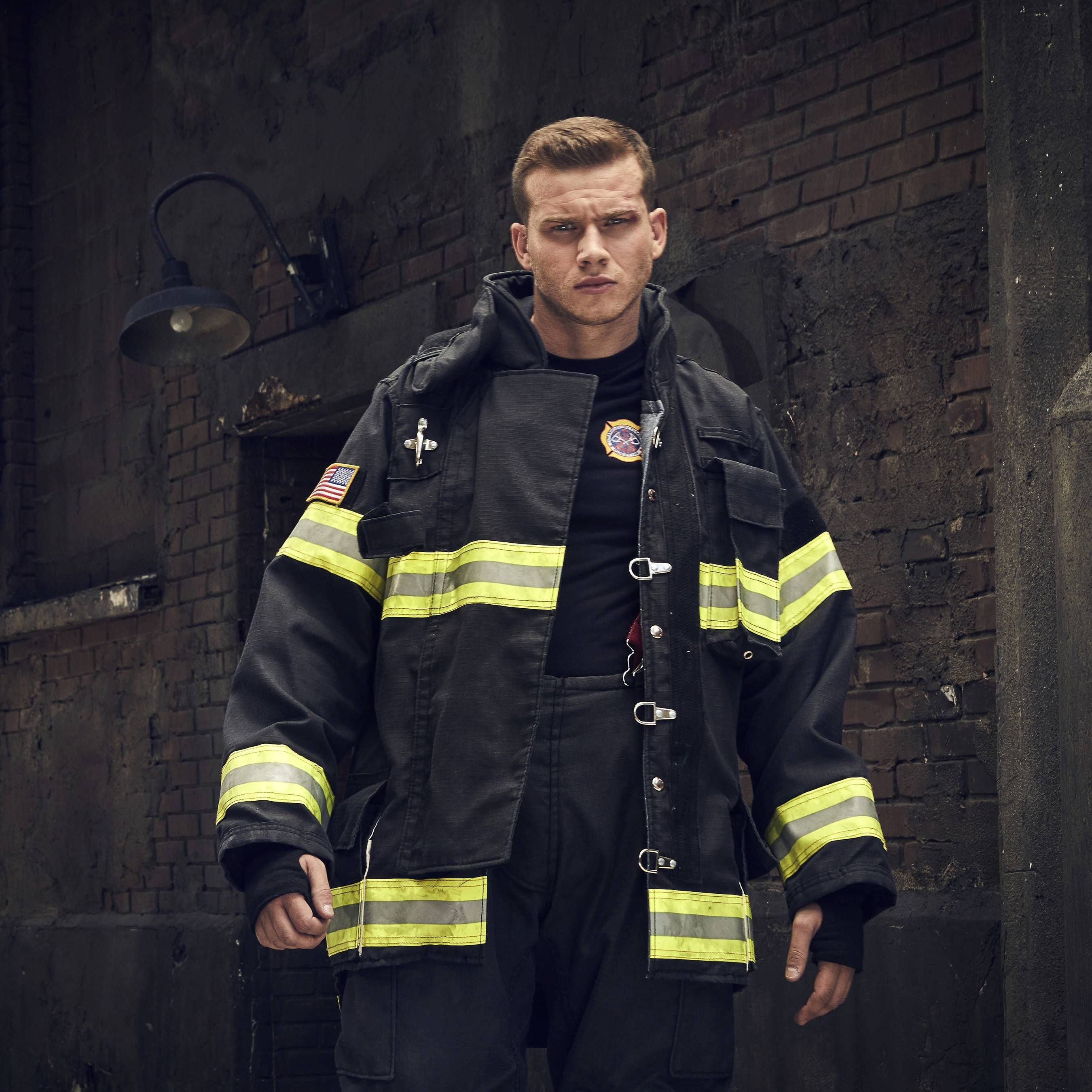 Oliver Stark in Feuerwehrkleidung in der Serie "9-1-1"