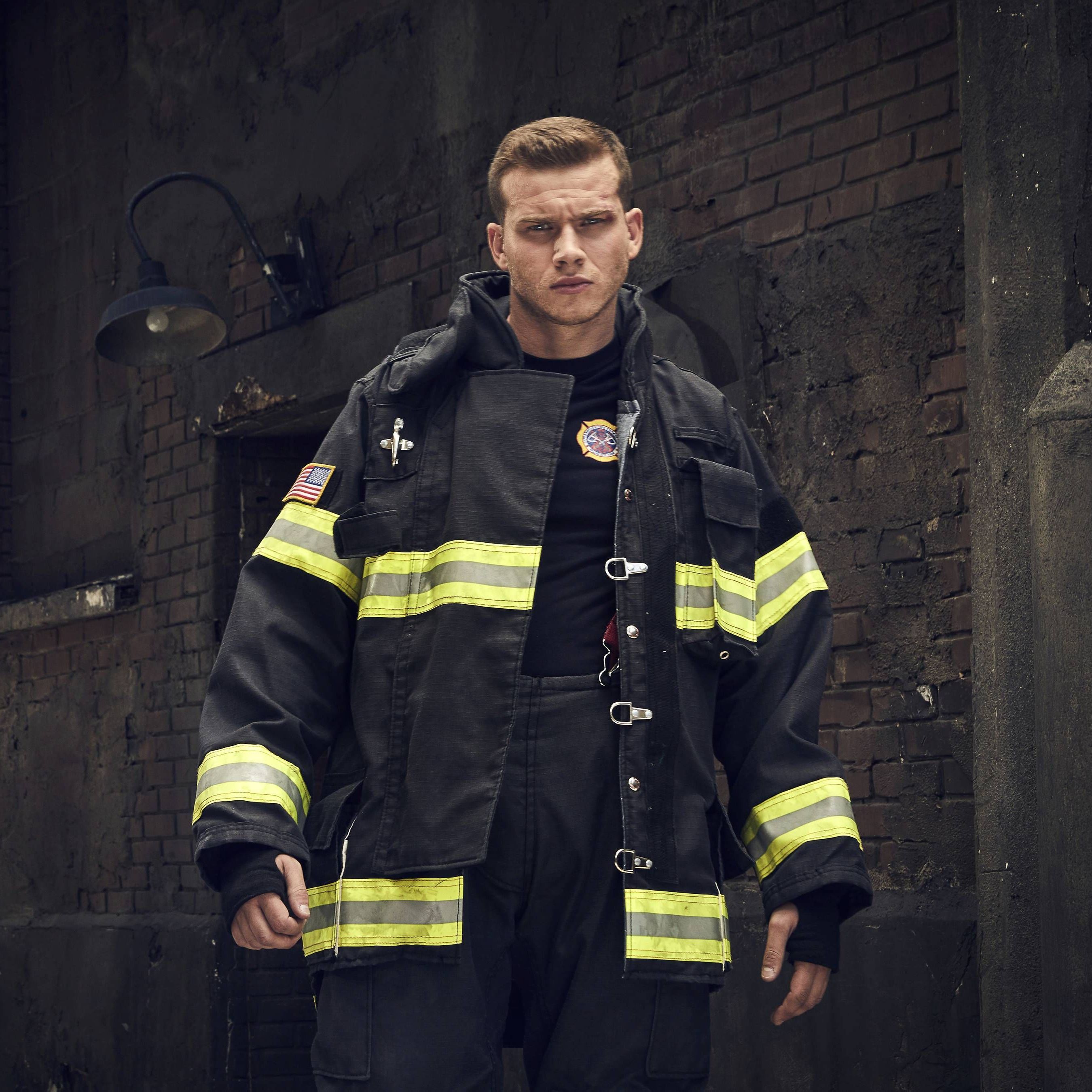 Oliver Stark in Feuerwehrkleidung in der Serie "9-1-1"