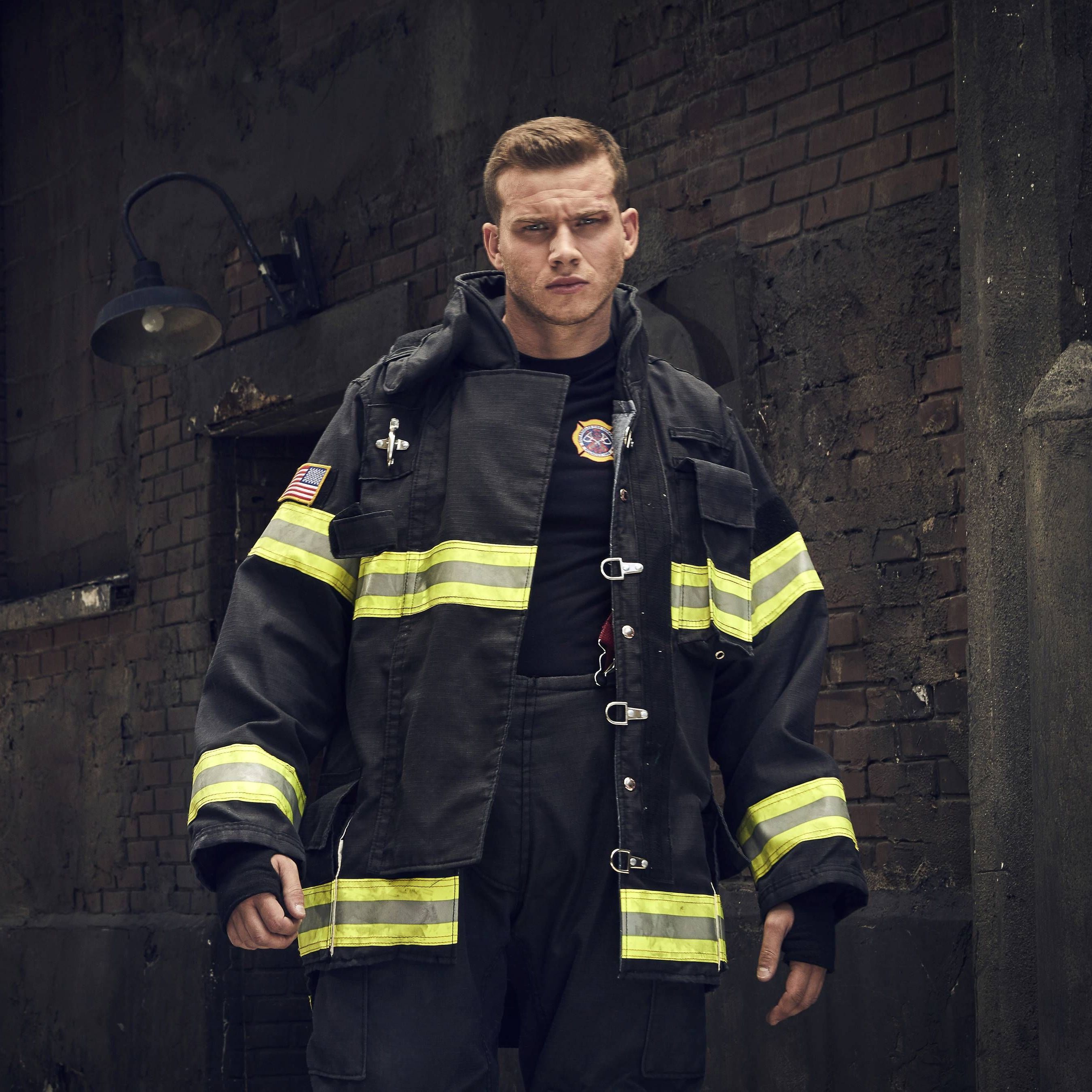 Oliver Stark in Feuerwehrkleidung in der Serie "9-1-1"
