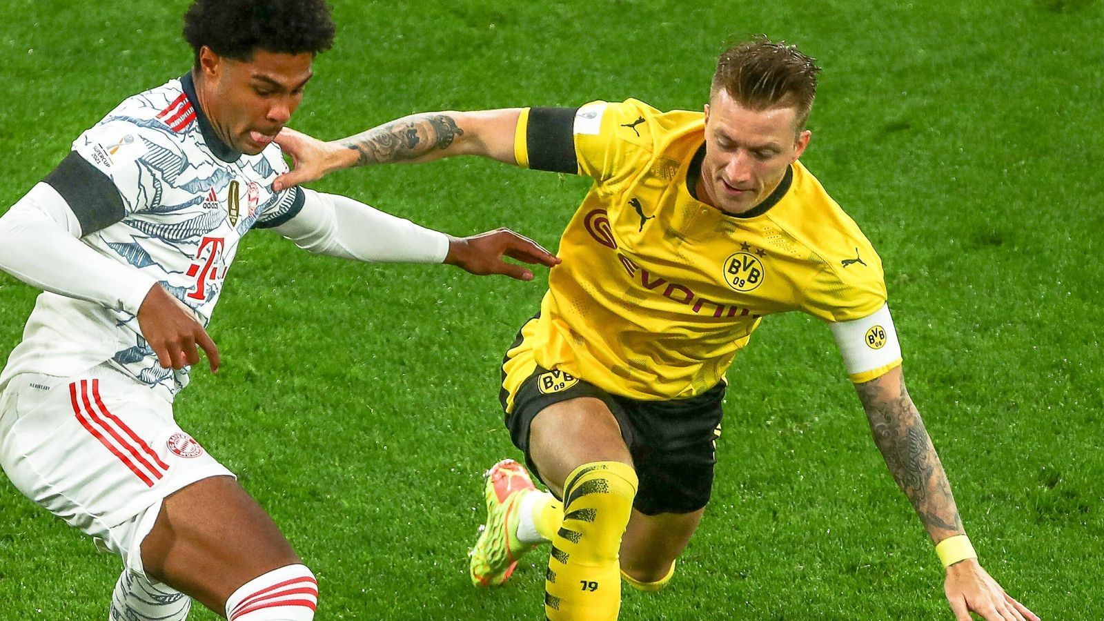 
                <strong>Marco Reus (Borussia Dortmund)</strong><br>
                Dortmunds Kapitän Marco Reus hat bereits in der 20. Minute eine Riesenchance, scheitert im Eins gegen Eins mit Neuer und ist auch bei weiteren Vorstößen des BVB immer wieder im Fokus. Der Routinier ist dann auch in der 64. Minuten höchstpersönlich für den sehenswerten Anschlusstreffer verantwortlich. ran-Note: 2
              