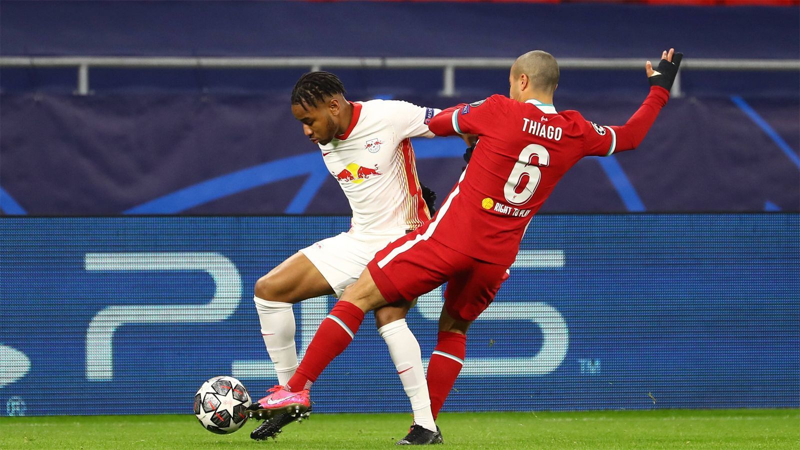 
                <strong>Christopher Nkunku</strong><br>
                Auf der linken Seite immer anspielbar, er wird oft gesucht. Er kann sich dann auch oft durchsetzen, seine letzte Aktion ist in den meisten Fällen aber zu ungenau, ob nun Flanke oder Torschuss. Leider auch nach dem Seitenwechsel so. ran-Note: 4
              