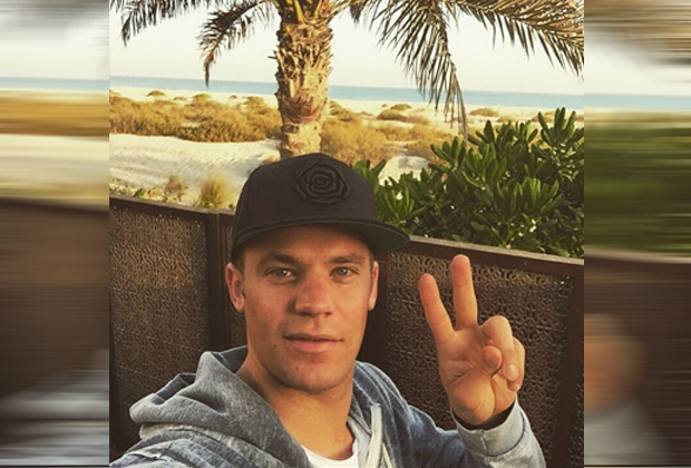 
                <strong>Manuel Neuer</strong><br>
                ... unser Welttorhüter! Manuel Neuer wächst in Sieger-Pose eine Palme aus dem Kopf. Auch er tankt also irgendwo im Warmen Kraft für die neue Saison.
              