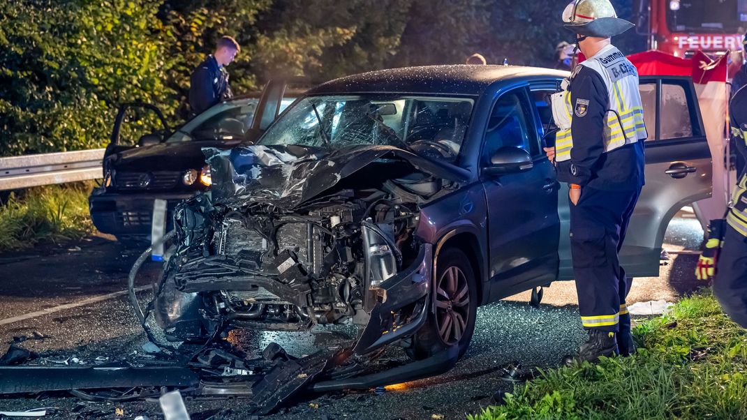 Bei einem schweren Autounfall in Gummersbach-Windhagen nordöstlich von Köln sind ein Mann und eine Frau ums Leben gekommen. 