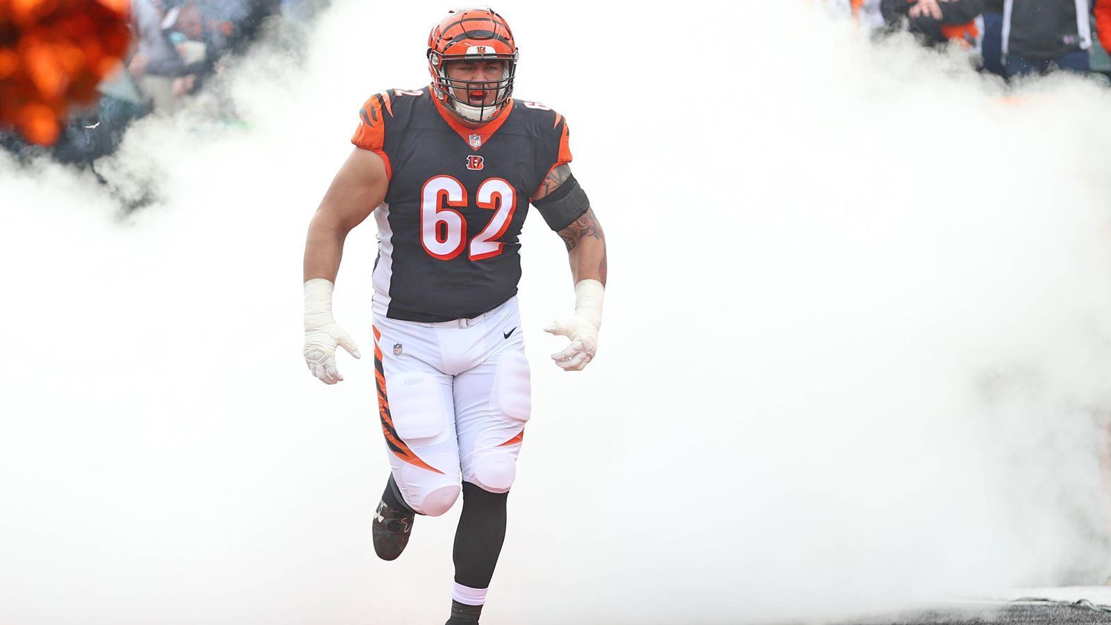 
                <strong>Alex Redmond (Cincinnati Bengals)</strong><br>
                Die Cincinnati Bengals müssen für die ersten vier Saisonspiele auf Alex Redmond verzichten. Der Offensive Guard wird von der NFL wegen Verstoßes gegen die Drogen- und Doping-Richtlinien der Liga gesperrt. In der vergangenen Saison war Redmond eine wichtige Stütze in der Offensive Line der Bengals. 2018 startete er in 15 von 16 Regular-Season-Partien. Allerdings wiegt der Ausfall des 24-Jährigen in den ersten Saison-Partien nicht sonderlich schwer. Denn die Franchise verpflichtete in der Offseason Free Agent John Miller, der als Guard die Rolle von Redmond übernehmen wird. 
              