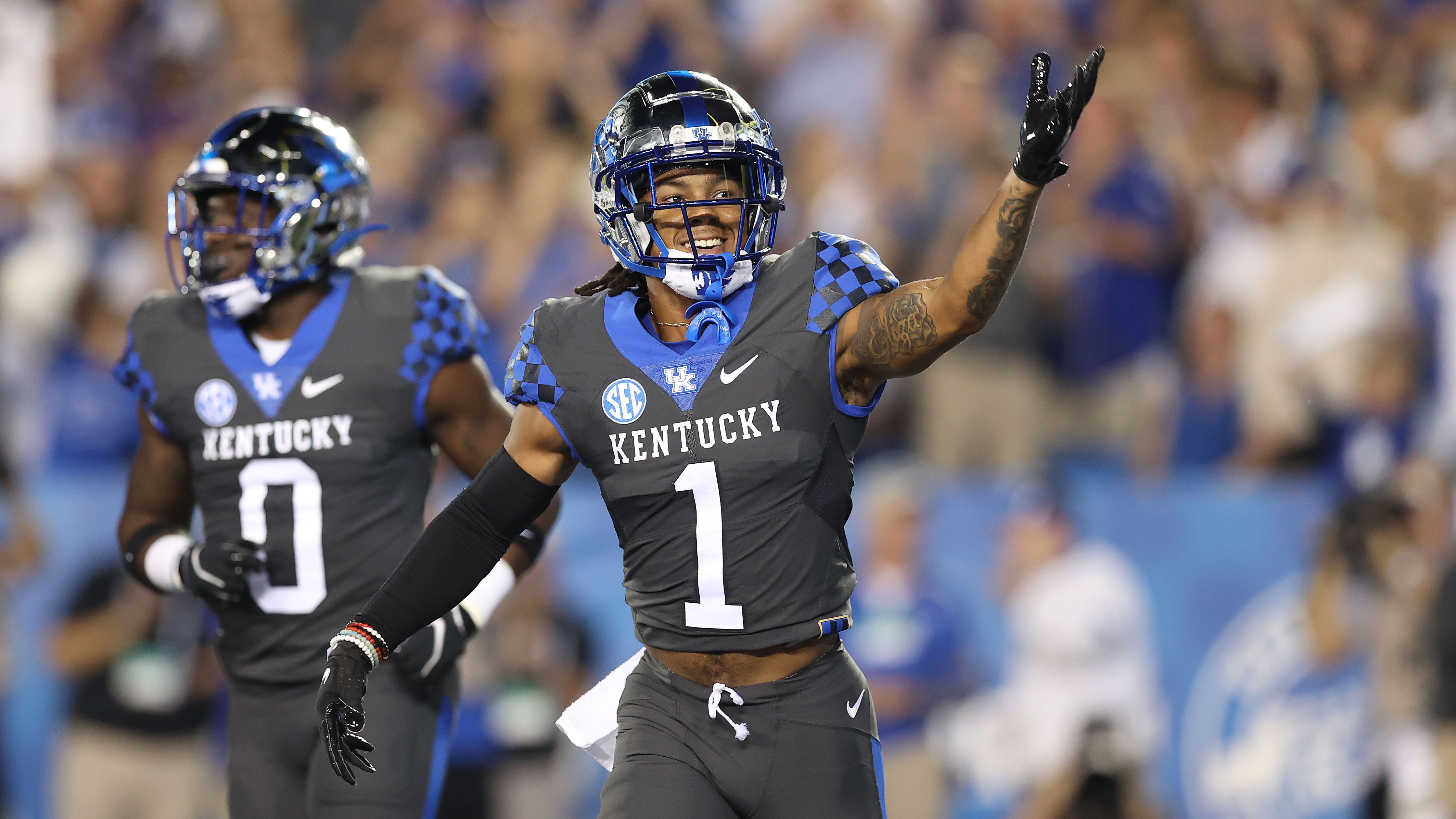 
                <strong>Wan'Dale Robinson (Kentucky Wildcats)</strong><br>
                Robinsons Zahlen explodierten mit 1.334 Receiving Yards und sieben Touchdowns in 2021, auch 111 Rushing Yards bei nur sieben Laufversuchen können sich sehen lassen. Er ist zwar kleiner und weniger athletisch als 49ers-Receiver Deebo Samuel, wird aufgrund seiner Flexibilität aber mit dem 26-Jährigen verglichen. Auch Robinson ist enorm beweglich, explosiv und hat sichere Hände. Sein Route Running ist gut, aber ebenso wie sein Fangradius noch ausbaufähig. Er wird voraussichtlich in Runde zwei oder drei ausgewählt.
              