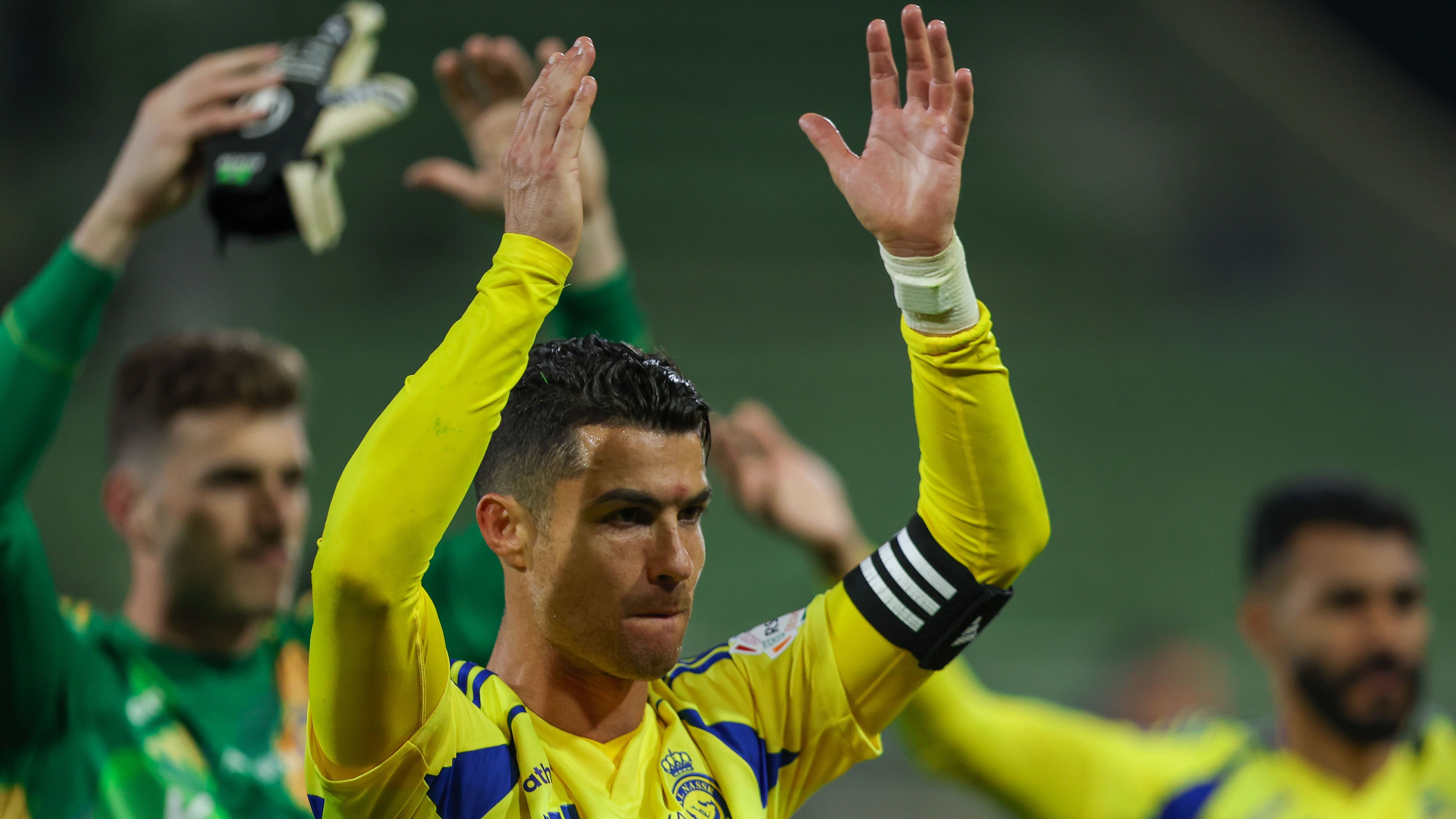 <strong>Die vielen Rekorde des Cristiano Ronaldo</strong><br>
                Cristiano Ronaldo hat in seiner Profilaufbahn zahlreiche Rekorde gebrochen. Von den meisten Pflichtspieltoren insgesamt über die meisten Treffer in einer Champions-League-Saison bis hin zu den meisten Auszeichnungen als UEFA-Klubfußballer des Jahres. Zu Ehren seines 40. Geburtstags zeigt&nbsp;<strong><em><a target="_blank" href="https://www.ran.de/">ran</a></em></strong>&nbsp;eine Auswahl der beeindruckendsten Bestmarken von CR7 (Stand: 5. Februar 2025).