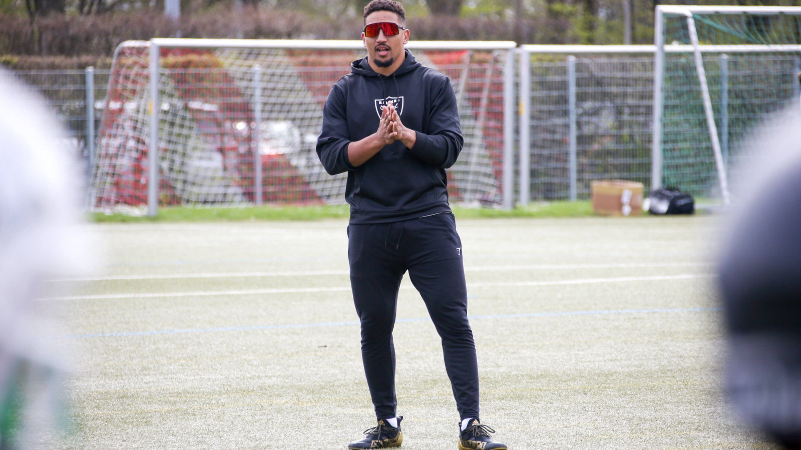 
                <strong>Jakob Johnson (Las Vegas Raiders)</strong><br>
                Der 28-Jährige wird auch in der kommenden Saison den Fullback bei den Las Vegas Raiders geben. In Vegas hat sich viel getan. Derek Carr ist weg, Jimmy Garoppolo ist da. Auch Darren Waller muss als Tight End ersetzt werden. Das Verpassen der Playoffs in 2022 tut nach wie vor weh. Das darf sich nicht wiederholen. Johnson bleibt Teil des Projekts und ist auf seiner Position ohne Konkurrenz. Angeblich unterschrieb Johnson für ein weiteres Jahr und 1,65 Millionen US-Dollar bei den Raiders. Das Jahr zuvor waren es 1,5 Millionen US-Dollar. Nettes Upgrade. 
              