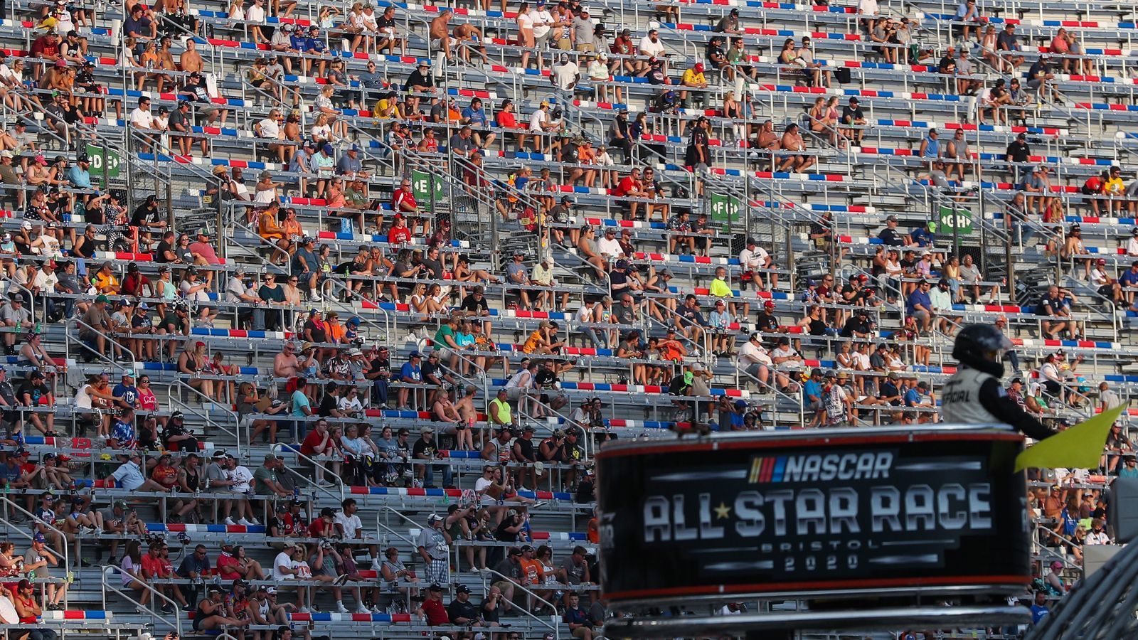 
                <strong>Trotz Coronavirus-Alarm: 20.000 Fans bei der NASCAR</strong><br>
                Jetzt ging in Bristol im US-Bundesstaat Tennessee ein NASCAR-Rennen Medienberichten zufolge vor rund 20.000 Zuschauern über die Bühne, exakte Zahlen wurden von den Organisatoren nicht bekanntgegeben. Bei der Veranstaltung handelte es sich um das All-Star-Race.
              