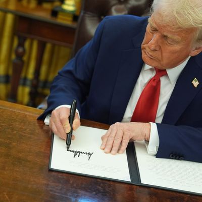 US-Präsident Donald Trump belegt Mitglieder des Internationalen Strafgerichtshofs mit Sanktionen.