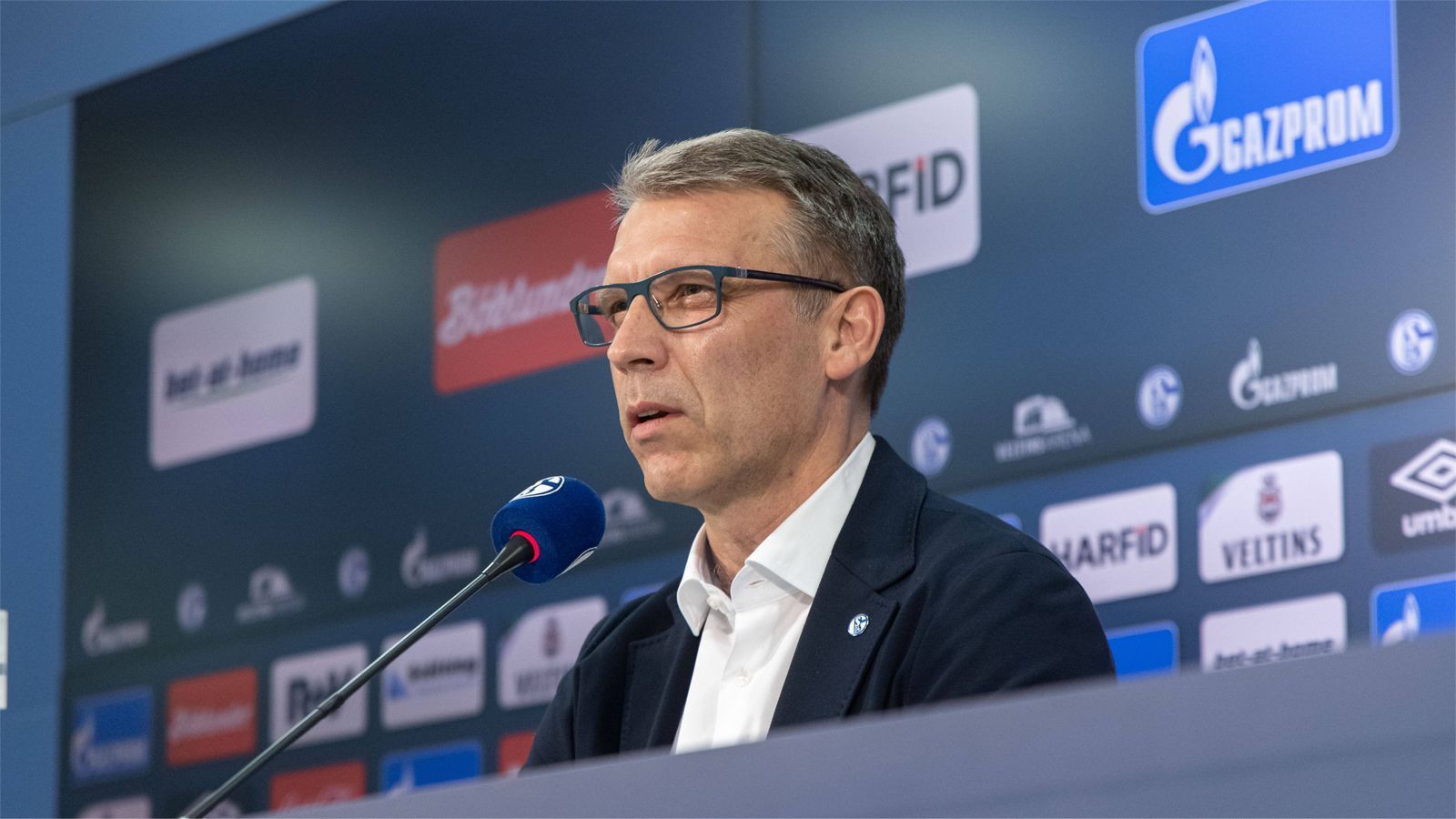 
                <strong>Peter Knäbel: Diese Baustellen muss er beim FC Schalke 04 angehen</strong><br>
                Ralf Rangnick, Markus Krösche, Rouven Schröder – gleich mehrere Kandidaten für den Posten des Sportvorstandes beim FC Schalke 04 sind in den letzten Wochen abgesprungen. Nun setzt der kriselnde Traditionsklub auf eine interne Lösung und befördert Peter Knäbel langfristig zum Vorstand Sport und Kommunikation. Der 54-Jährige folgt damit auf Jochen Schneider und steht angesichts der katastrophalen Lage des Vereins vor einem Berg voller Aufgaben. ran.de zeigt, welche Baustellen Knäbel nun angehen muss.
              