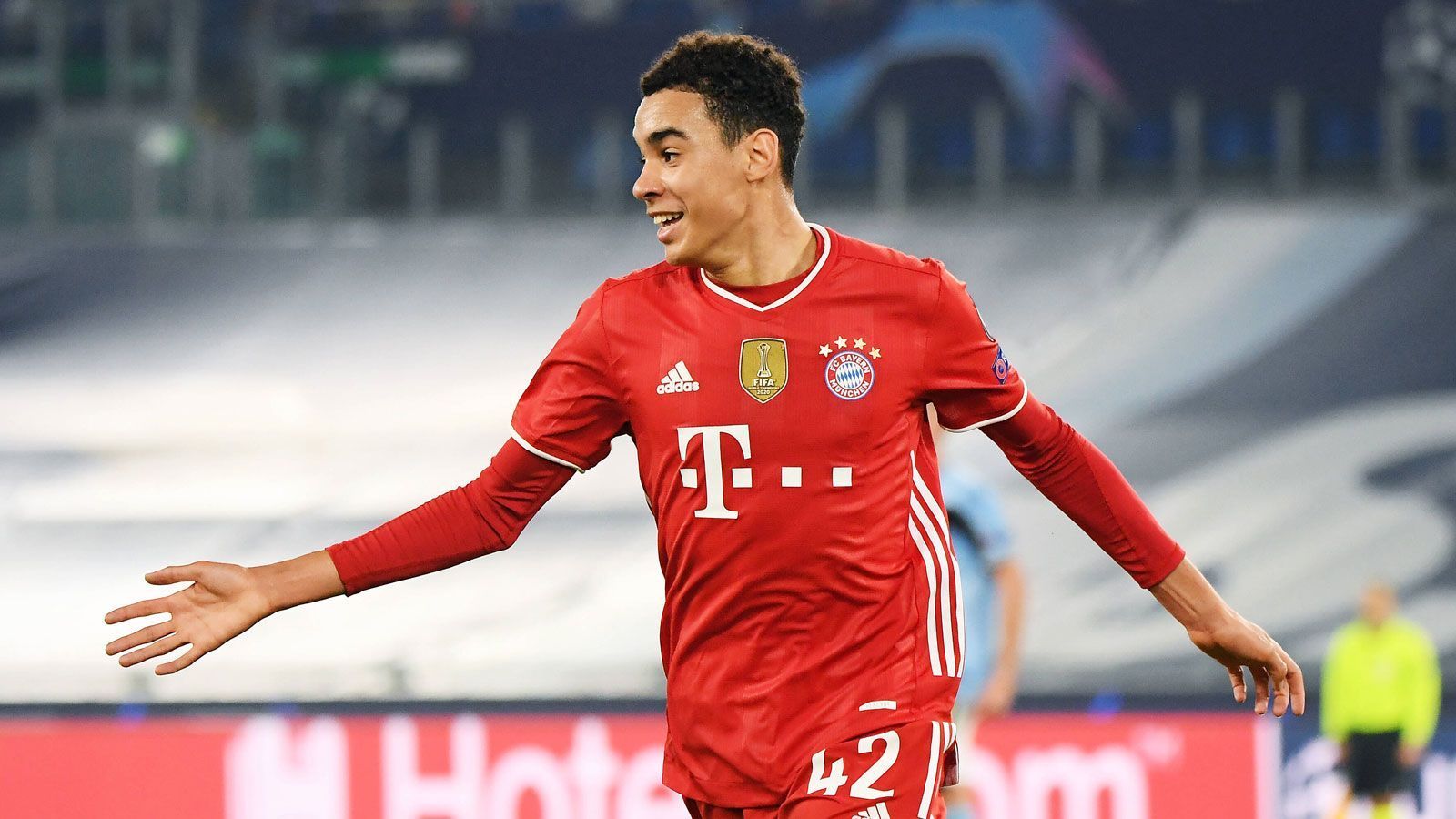 
                <strong>Jamal Musiala (FC Bayern München)</strong><br>
                Trotz der großen Konkurrenz im Kader des FC Bayern München kommt Jamal Musiala auf 30 Pflichtspiel-Einsätze für den Champions-League-Sieger von 2020 (vier Treffer). Mit seinen Dribblings sorgt der 18 Jahre junge Offensivmann für Verwirrung in den gegnerischen Abwehrreihen. "Er ist sehr ballsicher und kann Eins-gegen-eins-Situationen lösen. Auch wenn er körperlich nicht so kräftig aussieht, arbeitet er gut gegen den Ball", adelte FCB-Coach Hansi Flick sein Top-Talent Ende Februar und prophezeite ihm sogleich eine große Zukunft: "Er wird sicher seine Spiele bekommen und irgendwann Stammspieler sein."
              