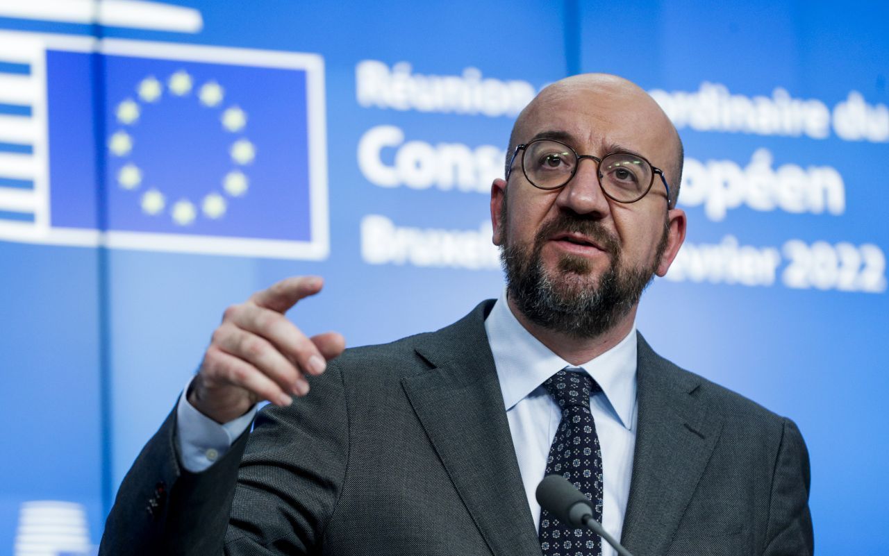 EU-Ratspräsident Charles Michel hatte angesichts der Eskalation im Russland-Ukraine-Konflikt den EU-Sondergipfel einberufen. Ihm zufolge sei es wichtig, dass die EU geschlossen und bestimmt handele. Es gehe darum, die internationale Ordnung zu schützen und die Ukraine zu unterstützen. "Die Anwendung von Gewalt und Zwang zur Veränderung von Grenzen hat im 21. Jahrhundert keinen Platz", so Michel. 