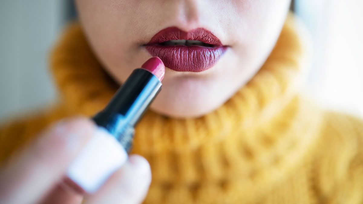 Der perfekte Kussmund mit roten Lippen – wir haben die Beauty-Tipps für dich und sagen dir, welcher Lippenstift zu deinem Teint passt. 