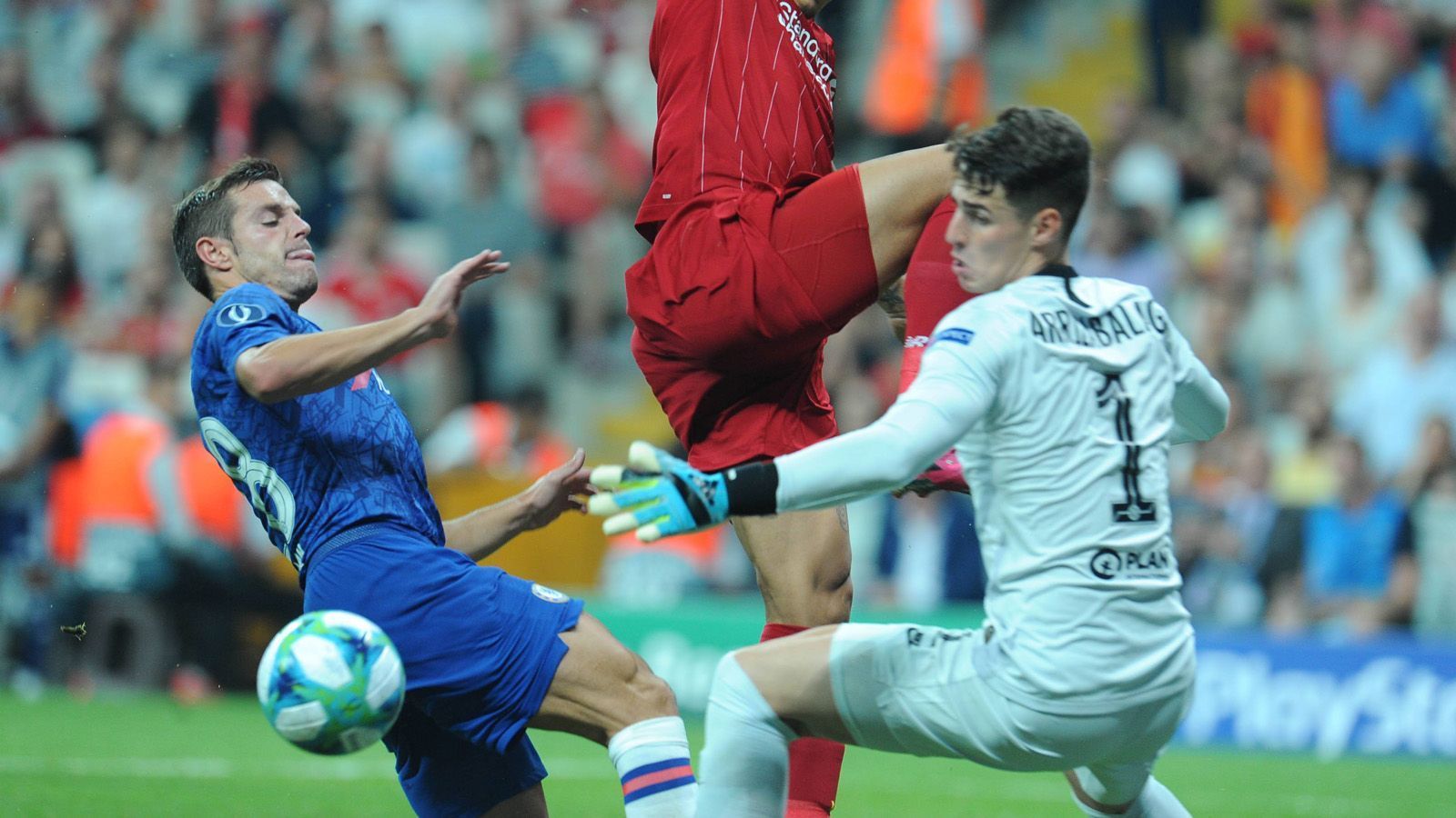 
                <strong>Kepa Arrizabalaga (FC Chelsea)</strong><br>
                Für den teuersten Keeper wird es nach einem Liverpooler Konter erstmals ernst, Salahs Abschluss pariert er aber sehenswert. Allerdings unterläuft Kepa bei einer Milner-Ecke auch die Kugel und lädt van Dijk zu einer Topchance ein. Beim 1:1 gibt er sein Bestes, ist aber machtlos. Fortan deutlich häufiger unter Beschuss. Beinahe magisch rettet er binnen weniger Sekunden gegen Salah und aus kürzester Distanz van Dijk. Beim 1:2 streckt er sich vergebens. ran-Note: 2
              