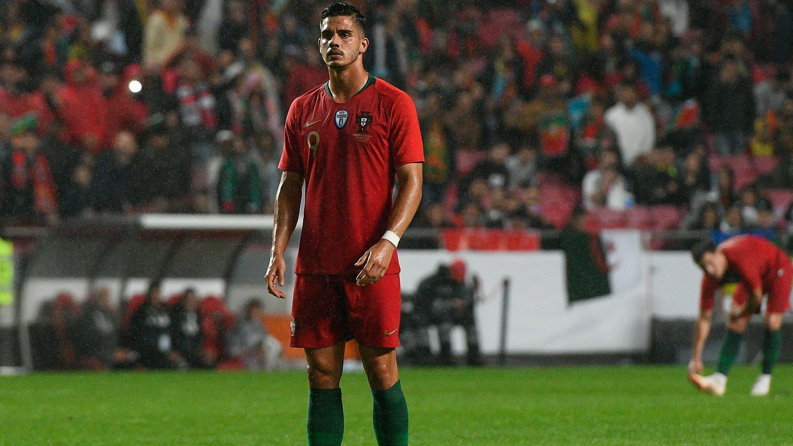 
                <strong>Andre Silva (Portugal)</strong><br>
                Für zehn Minuten durfte auch noch Portugals dritter Einwechselspieler Andre Silva ran. Der Stürmer des AC Milan kam für den größtenteils glücklosen Guedes in die Partie. Persönlich Einfluss nehmen konnte der 22-Jährige bei der One-Man-Show von CR7 aber nicht mehr. ran-Note: ohne Bewertung
              