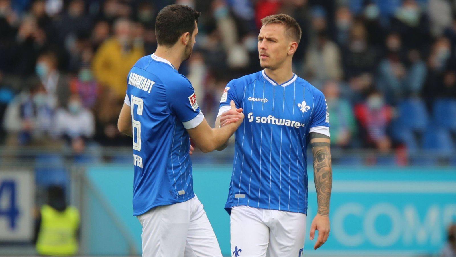 
                <strong>Philipp Tietz und Luca Pfeiffer (SV Darmstadt 98)</strong><br>
                Wie auch beim Erst- und Zweitplatzierten der 2. Liga ist beim SV Darmstadt 98 das Sturmduo der Star. Philipp Tietz und Luca Pfeiffer sind die Torgaranten bei den Lilien. Allerdings befindet sich Pfeiffer seit mehreren Wochen in einer Schaffenskrise. Zwar klingen 13 Treffer und vier Vorlagen prima, nicht jedoch, wenn man sich anschaut, dass er zwölf dieser Treffer noch im Jahr 2021 erzielt hat. Wenn die Lilien im Schlusspurt nicht verwelken wollen, dann muss die Symbiose zwischen Pfeiffer und Tietz, der gegen Schalke doppelt erfolgreich war, wieder vollends funktionieren.
              