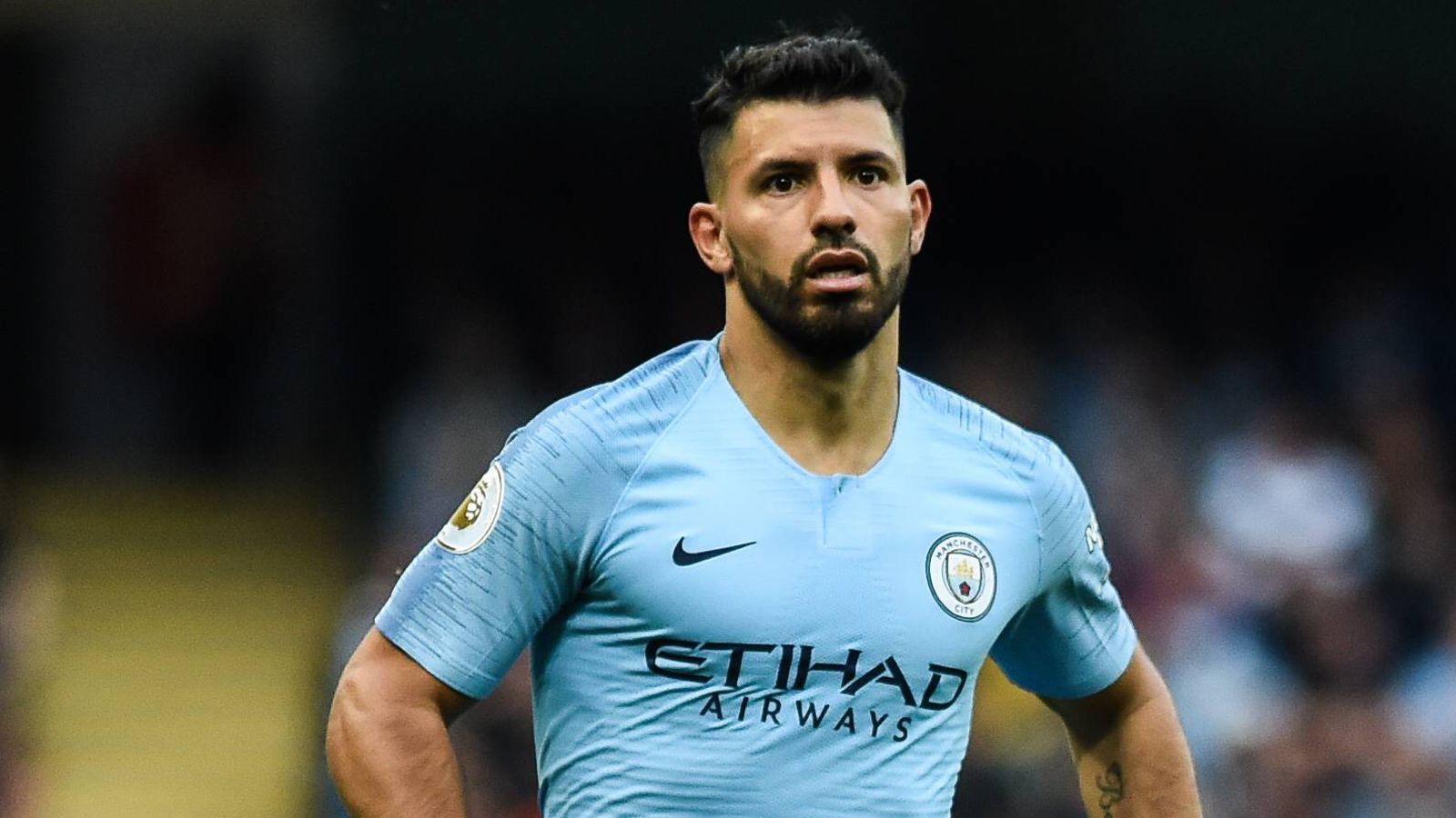 
                <strong>Sergio Agüero (Manchester City)</strong><br>
                Laut der Veröffentlichungsplattform "Football Leaks" steht im Vertrag von Sergio Agüero bei Manchester City eine irre Tor-Klausel. Immer wenn der Argentinier mindestens 15 Tore in einer Saison erzielt, muss Manchester City angeblich 250.000 Euro an Agüeros Ex-Klub Atletico Madrid zahlen, die Spanier verdienten mit Agueros Toren für City also wohl bereits eine Million Euro. Doch nicht nur mit den Buden des Angreifers soll Atletico noch heute abkassieren ...
              