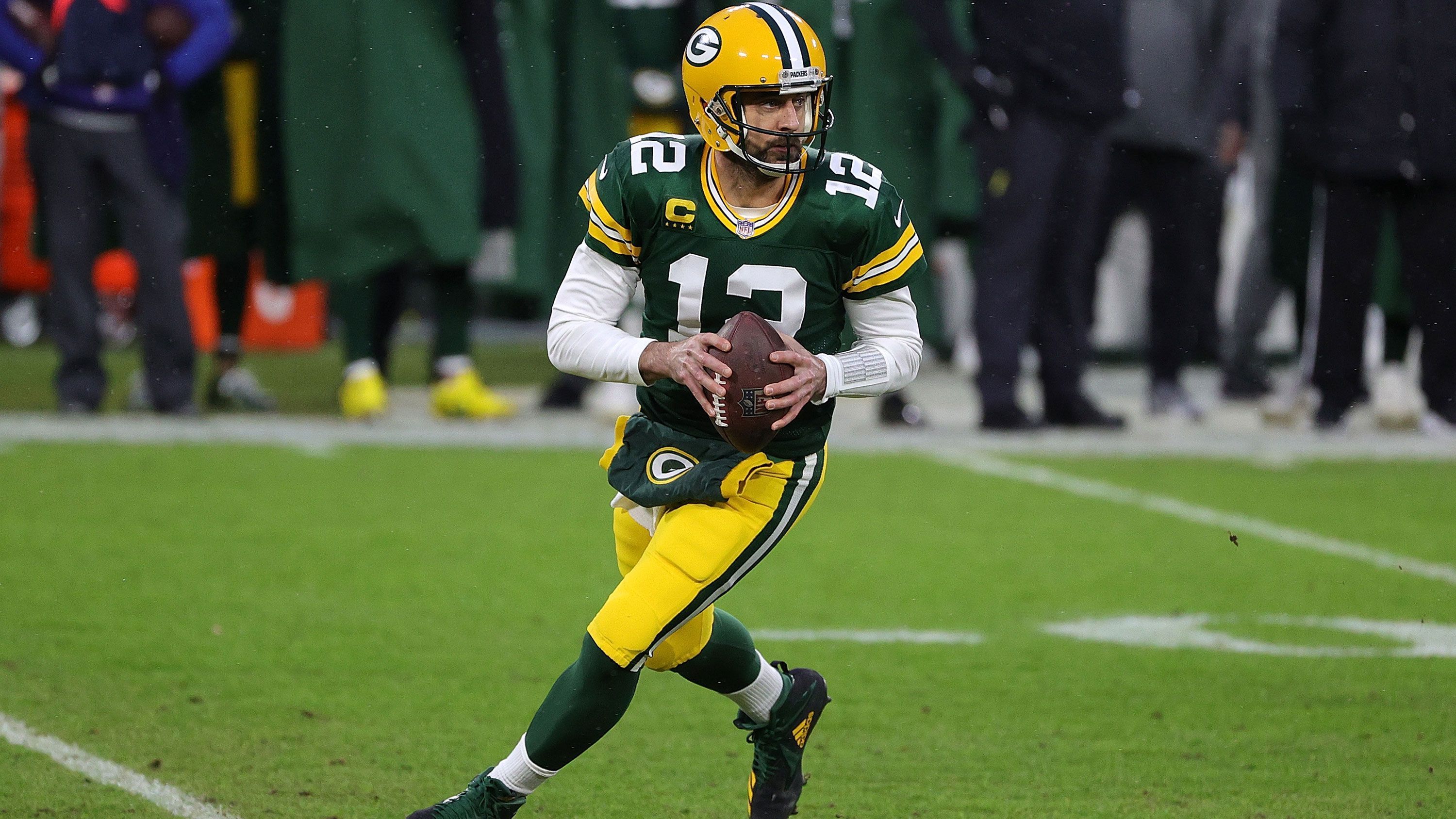 
                <strong>5. Aaron Rodgers (Quarterback, Green Bay Packers)</strong><br>
                Der Most Valuable Player der regulären Saison, Aaron Rodgers, schließt die Liste der meistverkauften Merchandising-Produkte auf Platz 5 ab. Rodgers lieferte 2020 mit 70,7 Prozent angekommenen Pässen, 48 Touchdowns und einem Passer Rating von 121,5 in drei Kategorien Karrierebestleistungen ab.
              