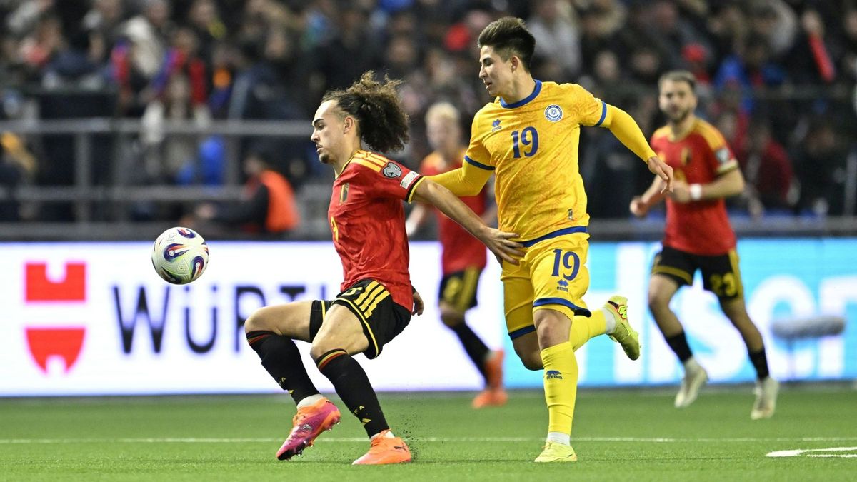 Belgiens Arthur Theate im Zweikampf