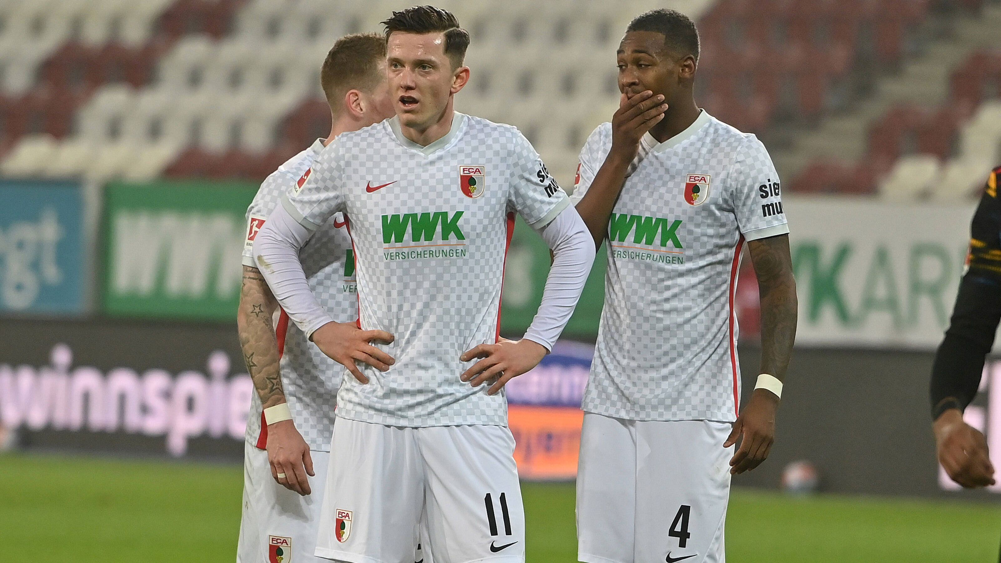 
                <strong>FC Augsburg</strong><br>
                Dem FC Augsburg droht eine unangenehme Rückrunde, nur zwei Punkte trennen die bayerischen Schwaben von Abstiegsrang 17. Ein klassischer Mittelstürmer mit Torgarantie könnte Auftrieb verleihen, sowohl Alfred Finnbogason als auch Florian Niederlechner waren lange Zeit verletzt und dürften noch Anlaufzeit benötigen. Weiterhin scheint auch der Transfer eines defensiven Mittelfeldspielers im Bereich des Möglichen.&#x2022; Aktuelle Gerüchte: Nemanja Motika (FC Bayern München II), Ajdin Hrustic (Eintracht Frankfurt), Alan Velasco (CA Independiente) -<br>&#x2022; Mögliche Abgänge: Michael Gregoritsch -<br>&#x2022; Bereits fixe Transfers: -<br>
              