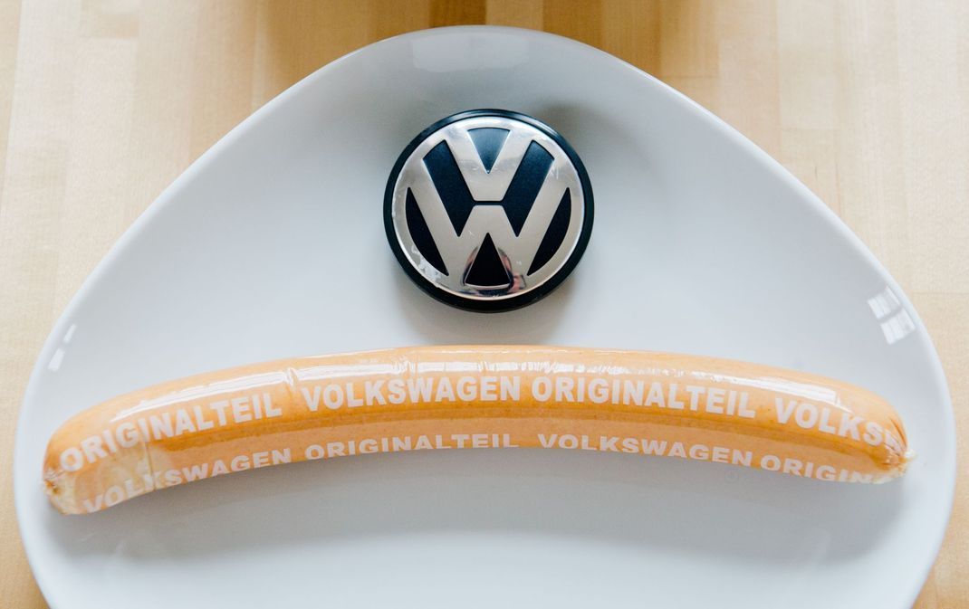 Die VW-Currywurst ist nicht nur bei Mitarbeiter:innen von Volkswagen beliebt.