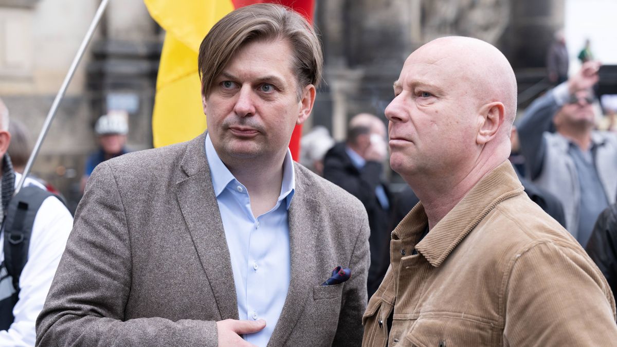 Maximilian Krah (l), AfD-Spitzenkandidat für die Europawahl, wurde 2023 vom FBI befragt.